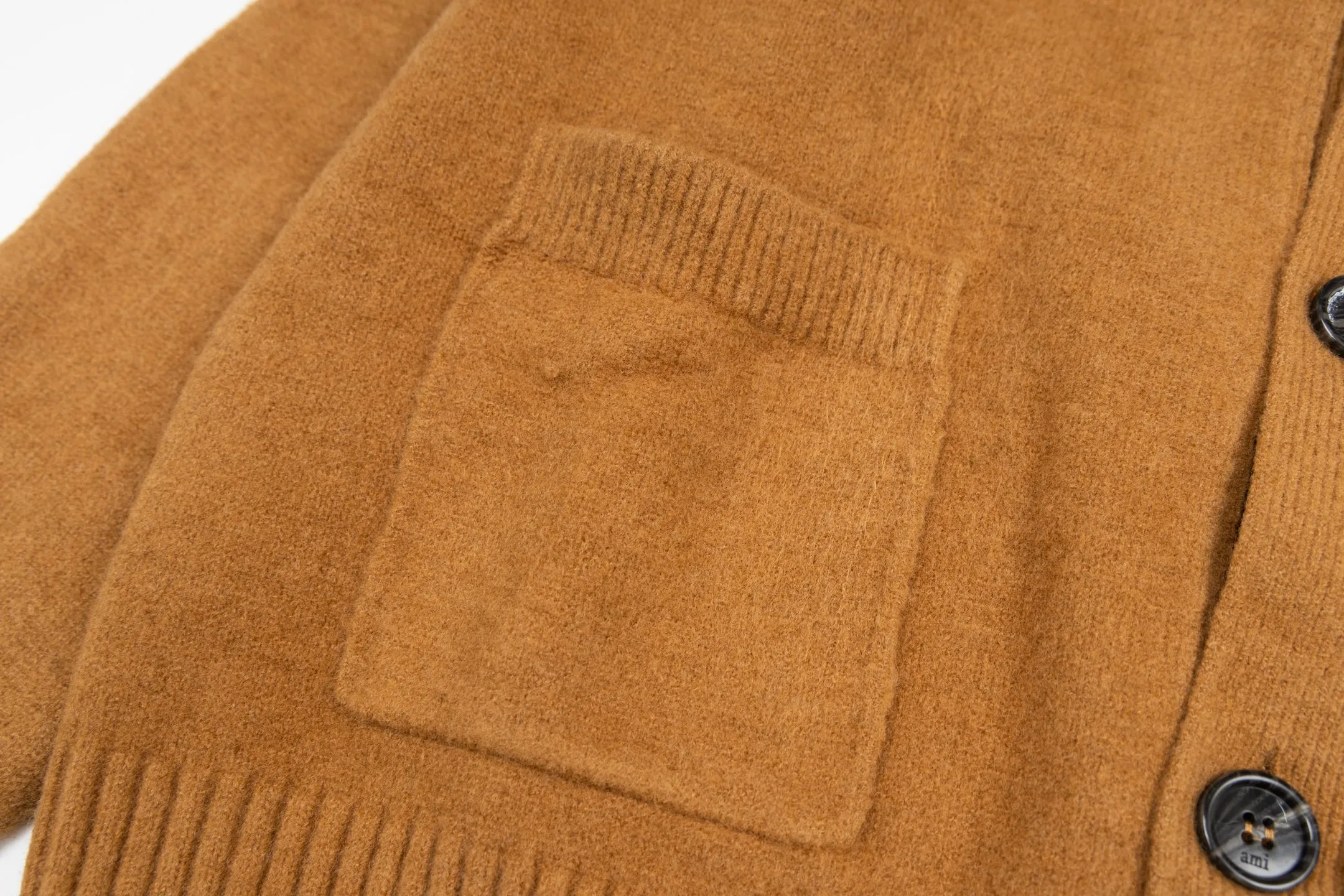 🅿️600 [Exclusive supply] Ami love jacquard double pocket knitted cardigan (brown). The original purchase was purchased for 3,399 and developed. The fabric is made of alpaca wool to maintain a stable pattern. The stitching is even and firm, and the details are meticulously handled, reflecting the brand's strict control over quality. The overall design is simple and elegant, suitable for various occasions. Whether it is business or leisure, it can show an elegant and decent style. The overall wiring is straight and delicate, the fabric is comfortable and soft, and the color is consistent without color difference. It can be matched with the same style to create a fashionable look, and can be used in various occasions. Customized accessories, complete with three standards, the same style for men and women. Size:S-M-L-XL