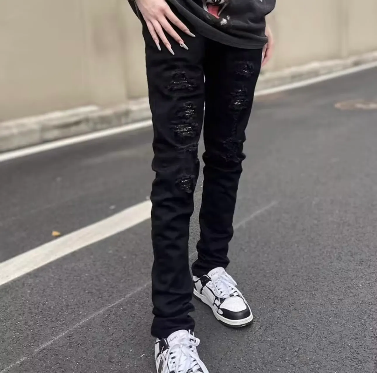 #M81 P168💰 AMIRI patch embroidery jeans trousers AMIRI high street basic ripped tight elastic jeans trousers amiri brand jeans break the production process and cutting of the original jeans, the fabrics are softer and more comfortable Hand-sewn collar label Customized logo buttons Genuine leather tag Color: Picture color Size: 30-32-34-36