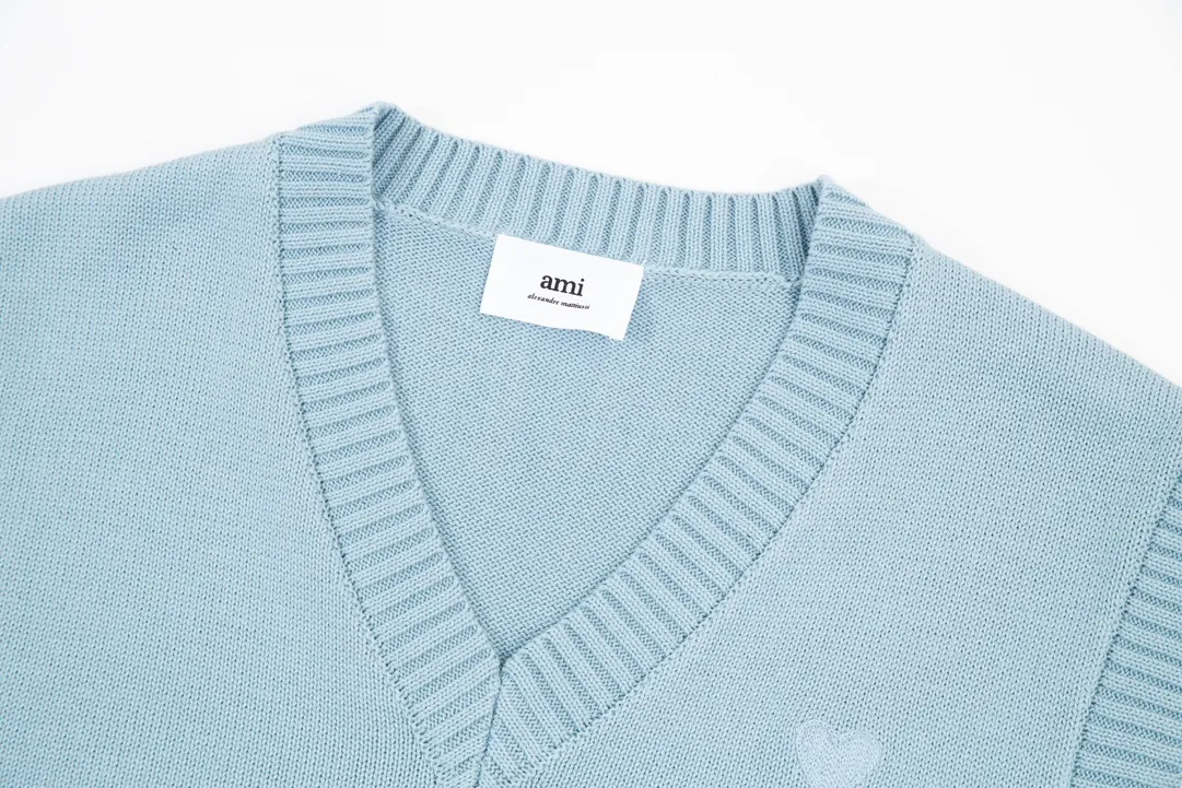 A086# AMI Paris2023 new product Sleeveless sweater vest vest with small love heart towel embroidery on the chest. Carefully woven with cotton and wool blended yarn. Same style for men and women. Color: black, white, blue. Size: S-XL