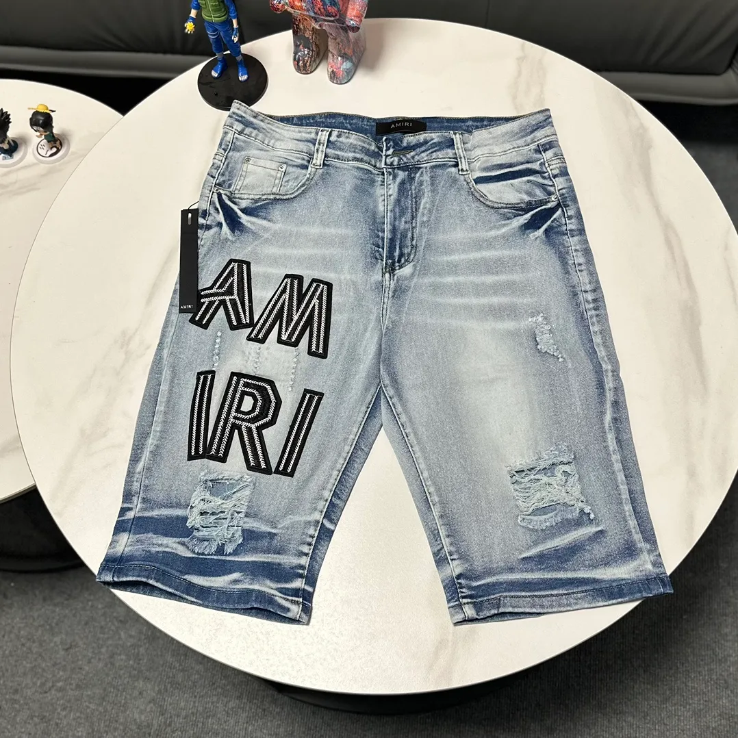 P170 Amiri classic embroidered leather distressed lettered denim slim shorts. Produced by a major washed factory. Full of high-end feel. Knee part damage design with patchwork design. Already used as a facade design. Leather waist nameplate. The focus of this style is not on washing, but on the shape and version of the damage. The secret lies in the craftsmanship of the master. The cost of post-production fraying, horse cutting, knife cutting, etc. These hand-made products are far beyond comparison with assembly line products. Color: Picture color Size: 30-32-34-36