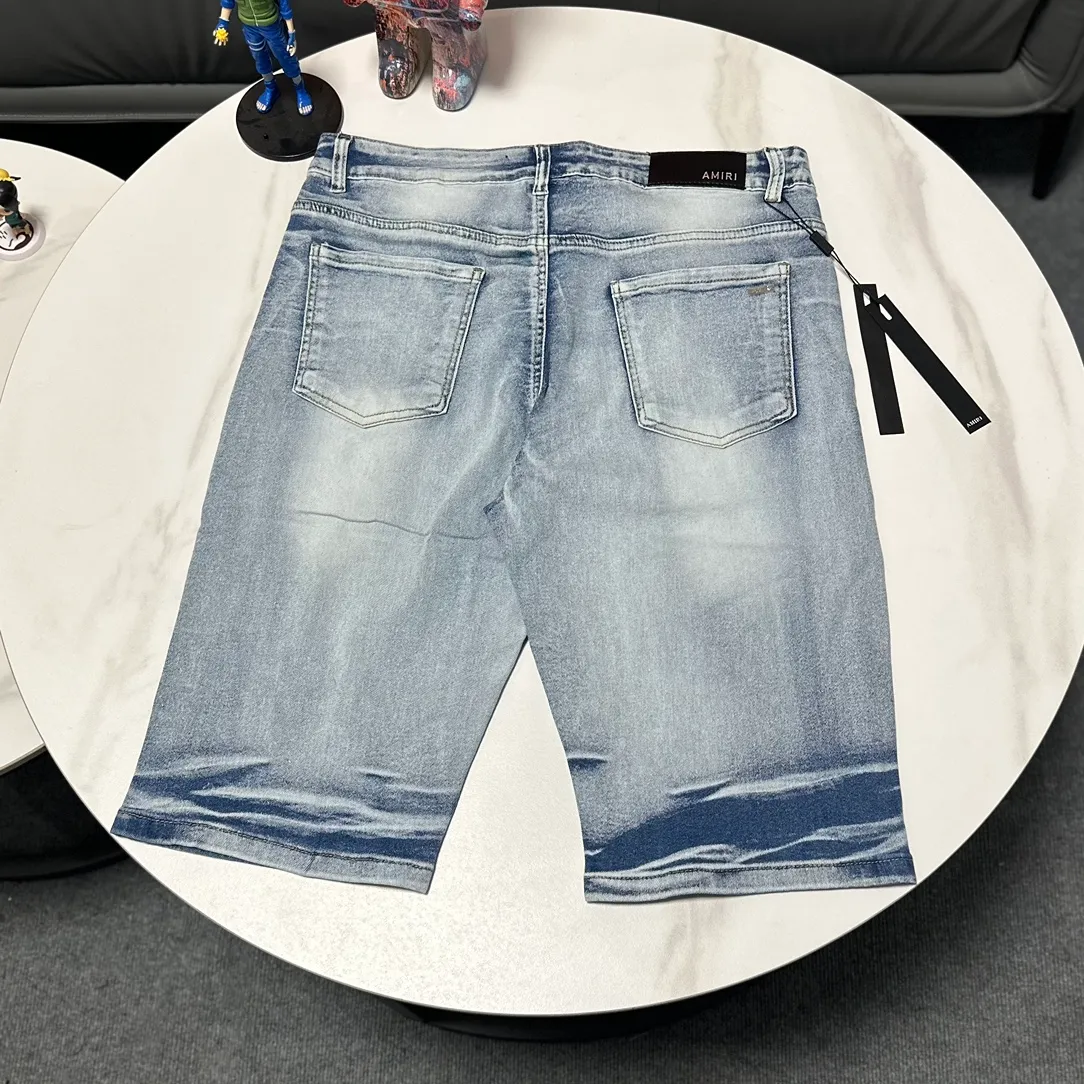 P170 Amiri classic embroidered leather distressed lettered denim slim shorts. Produced by a major washed factory. Full of high-end feel. Knee part damage design with patchwork design. Already used as a facade design. Leather waist nameplate. The focus of this style is not on washing, but on the shape and version of the damage. The secret lies in the craftsmanship of the master. The cost of post-production fraying, horse cutting, knife cutting, etc. These hand-made products are far beyond comparison with assembly line products. Color: Picture color Size: 30-32-34-36