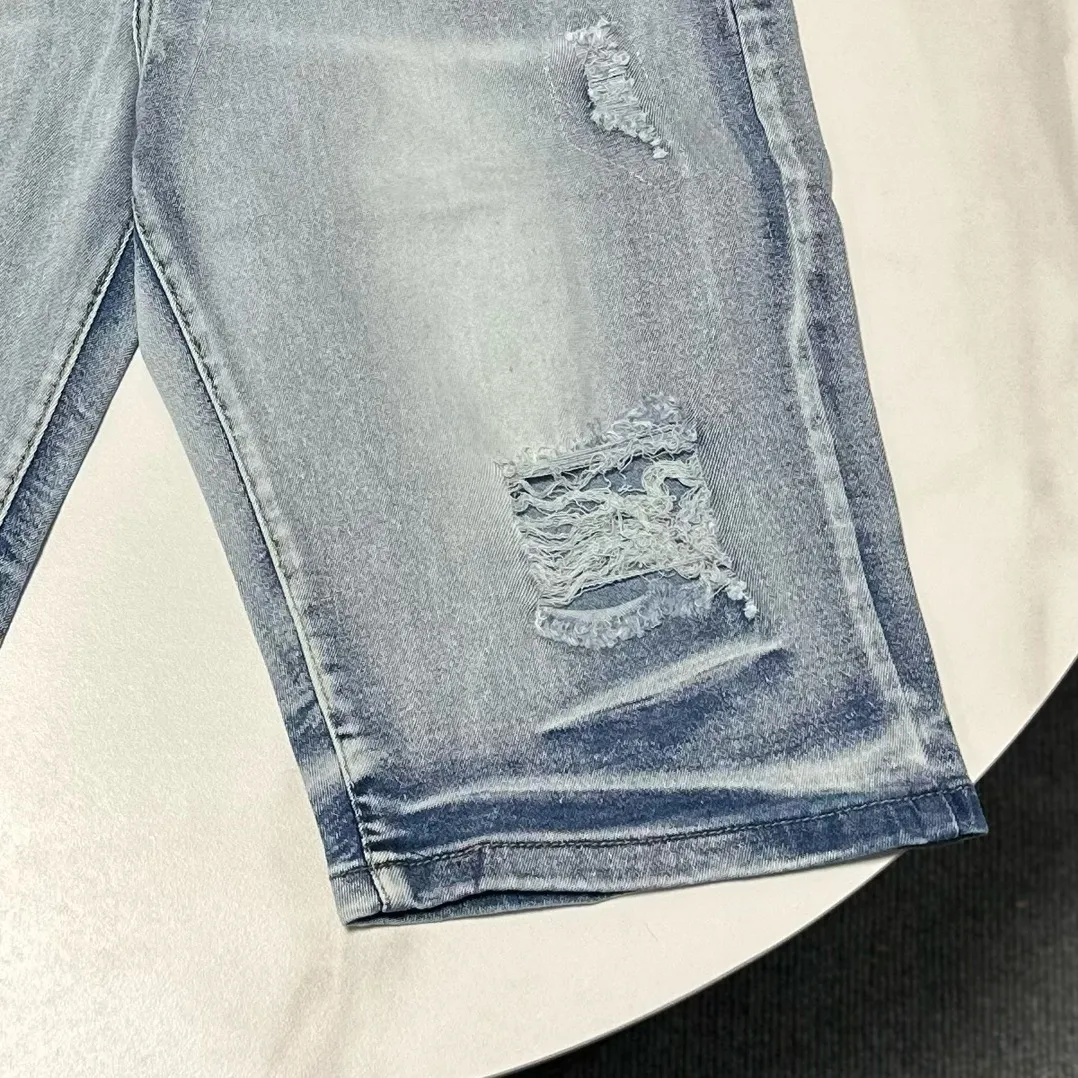 P170 Amiri classic embroidered leather distressed lettered denim slim shorts. Produced by a major washed factory. Full of high-end feel. Knee part damage design with patchwork design. Already used as a facade design. Leather waist nameplate. The focus of this style is not on washing, but on the shape and version of the damage. The secret lies in the craftsmanship of the master. The cost of post-production fraying, horse cutting, knife cutting, etc. These hand-made products are far beyond comparison with assembly line products. Color: Picture color Size: 30-32-34-36