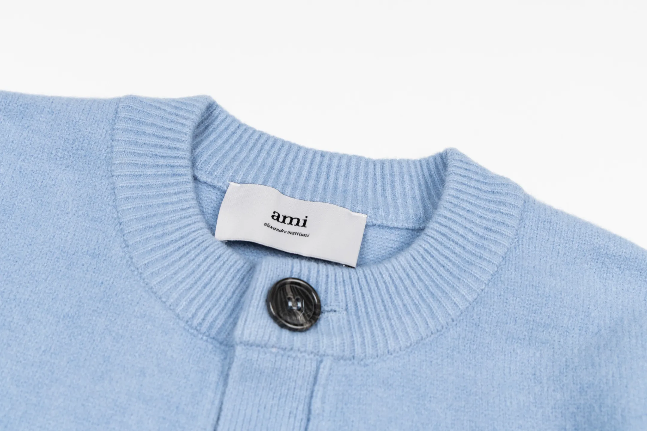 🅿️600 [Exclusive supply] Ami Love Jacquard Double Pocket Knitted Cardigan (Blue) The original version was purchased and developed for 3,399. The fabric is made of alpaca wool to maintain a stable pattern. The stitching is even and firm, and the details are meticulously handled, reflecting the brand's strict control over quality. The overall design is simple and elegant, suitable for various occasions. Whether it is business or leisure, it can show an elegant and decent style. The overall wiring is straight and delicate, the fabric is comfortable and soft, and the color is consistent without color difference. It can be matched with the same style to create a fashionable look, and can be used in various occasions. Customized accessories, complete with three standards, the same style for men and women. Size:S-M-L-XL