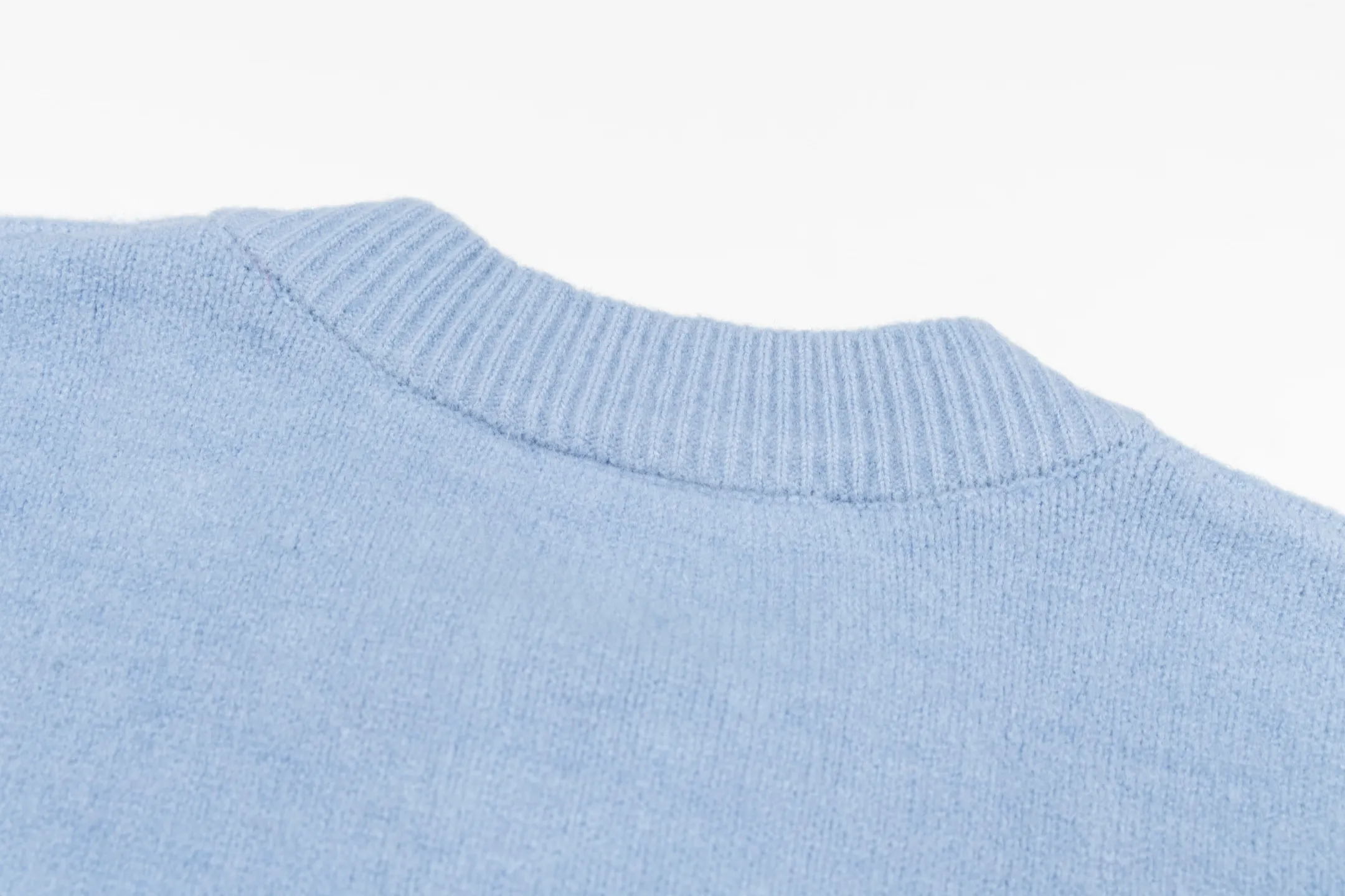 🅿️600 [Exclusive supply] Ami Love Jacquard Double Pocket Knitted Cardigan (Blue) The original version was purchased and developed for 3,399. The fabric is made of alpaca wool to maintain a stable pattern. The stitching is even and firm, and the details are meticulously handled, reflecting the brand's strict control over quality. The overall design is simple and elegant, suitable for various occasions. Whether it is business or leisure, it can show an elegant and decent style. The overall wiring is straight and delicate, the fabric is comfortable and soft, and the color is consistent without color difference. It can be matched with the same style to create a fashionable look, and can be used in various occasions. Customized accessories, complete with three standards, the same style for men and women. Size:S-M-L-XL