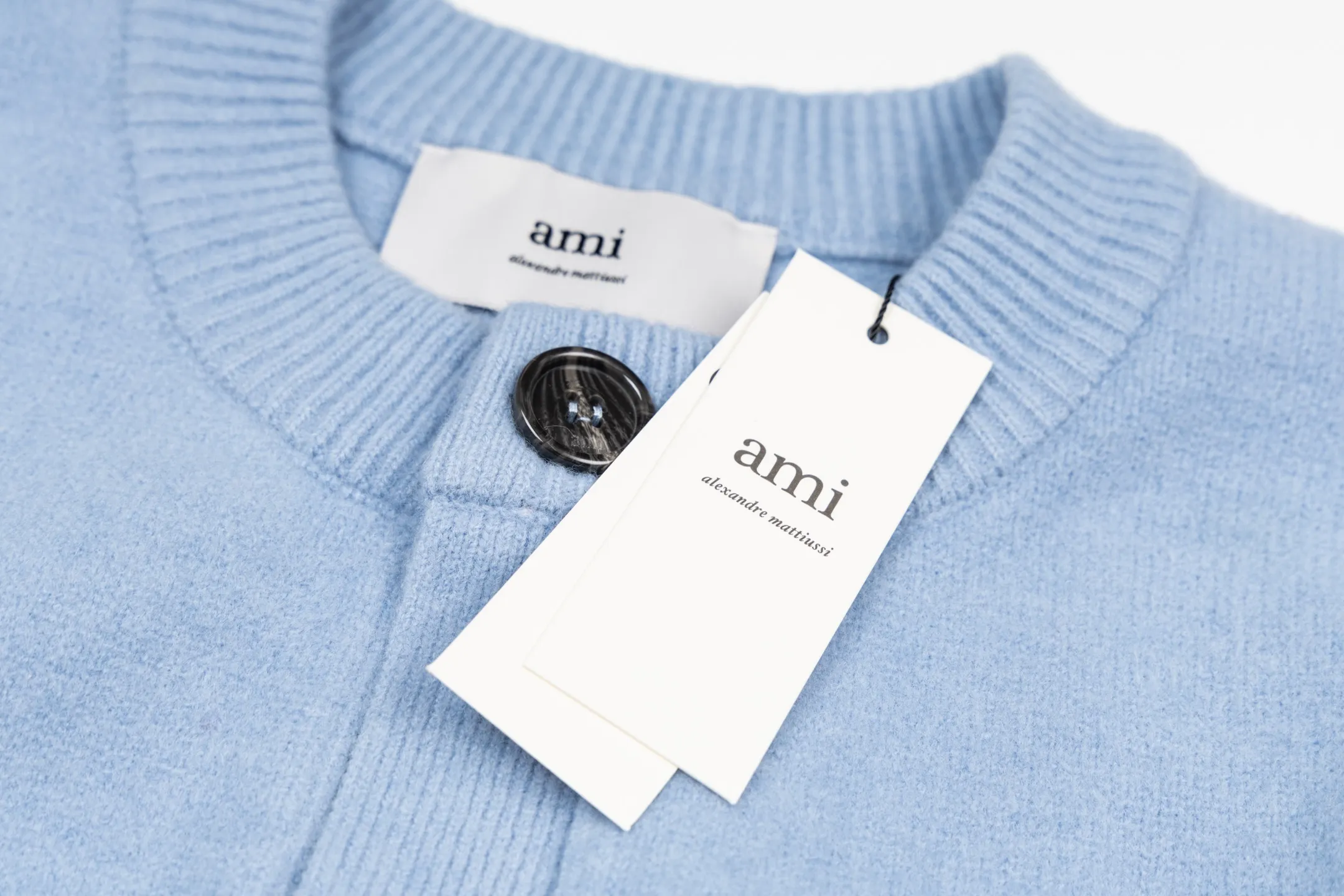 🅿️600 [Exclusive supply] Ami Love Jacquard Double Pocket Knitted Cardigan (Blue) The original version was purchased and developed for 3,399. The fabric is made of alpaca wool to maintain a stable pattern. The stitching is even and firm, and the details are meticulously handled, reflecting the brand's strict control over quality. The overall design is simple and elegant, suitable for various occasions. Whether it is business or leisure, it can show an elegant and decent style. The overall wiring is straight and delicate, the fabric is comfortable and soft, and the color is consistent without color difference. It can be matched with the same style to create a fashionable look, and can be used in various occasions. Customized accessories, complete with three standards, the same style for men and women. Size:S-M-L-XL
