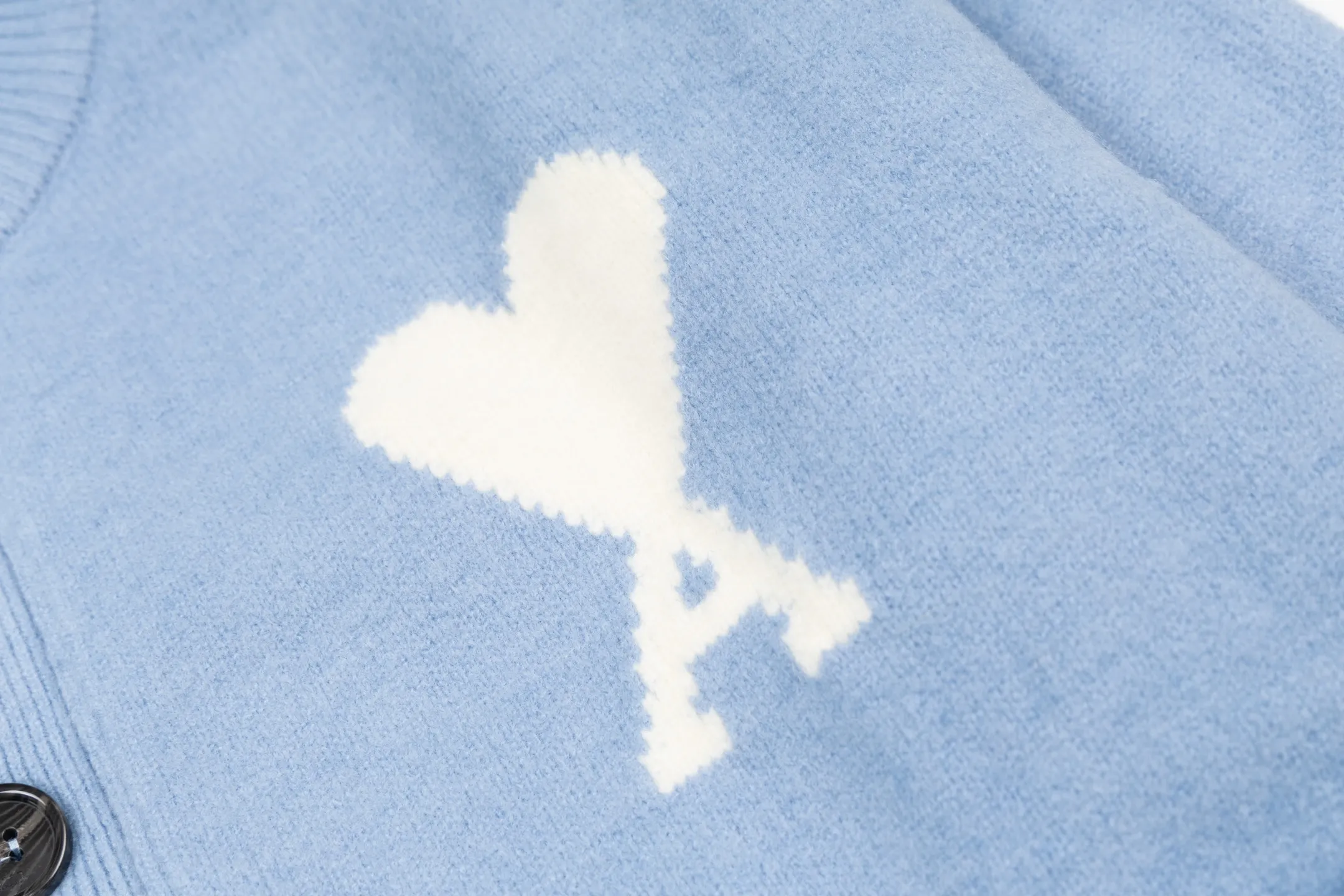 🅿️600 [Exclusive supply] Ami Love Jacquard Double Pocket Knitted Cardigan (Blue) The original version was purchased and developed for 3,399. The fabric is made of alpaca wool to maintain a stable pattern. The stitching is even and firm, and the details are meticulously handled, reflecting the brand's strict control over quality. The overall design is simple and elegant, suitable for various occasions. Whether it is business or leisure, it can show an elegant and decent style. The overall wiring is straight and delicate, the fabric is comfortable and soft, and the color is consistent without color difference. It can be matched with the same style to create a fashionable look, and can be used in various occasions. Customized accessories, complete with three standards, the same style for men and women. Size:S-M-L-XL