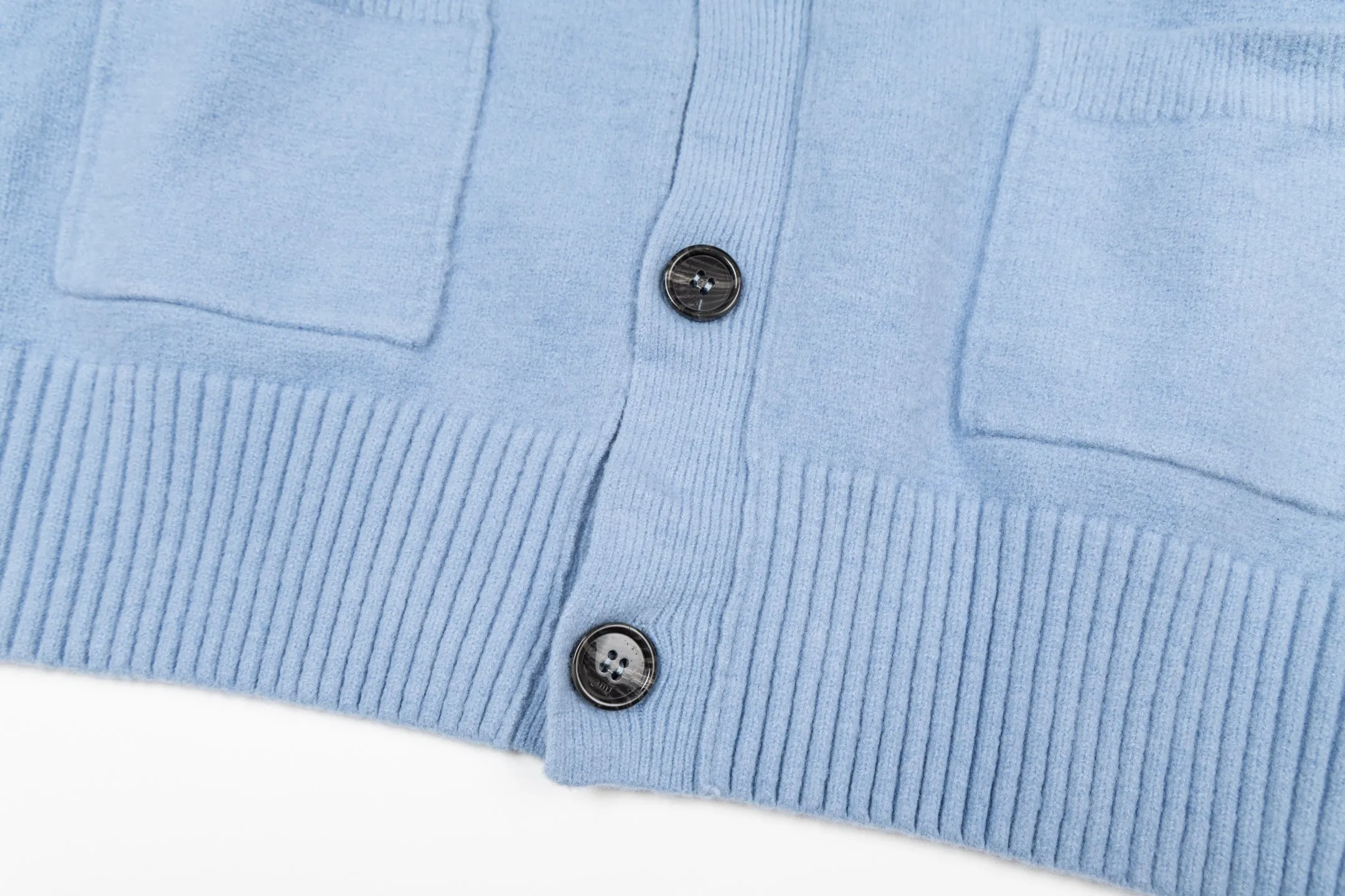 🅿️600 [Exclusive supply] Ami Love Jacquard Double Pocket Knitted Cardigan (Blue) The original version was purchased and developed for 3,399. The fabric is made of alpaca wool to maintain a stable pattern. The stitching is even and firm, and the details are meticulously handled, reflecting the brand's strict control over quality. The overall design is simple and elegant, suitable for various occasions. Whether it is business or leisure, it can show an elegant and decent style. The overall wiring is straight and delicate, the fabric is comfortable and soft, and the color is consistent without color difference. It can be matched with the same style to create a fashionable look, and can be used in various occasions. Customized accessories, complete with three standards, the same style for men and women. Size:S-M-L-XL