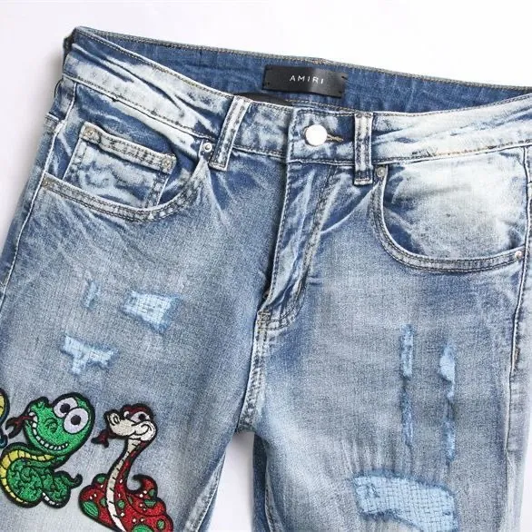 P168 💰 AMIRI patch embroidery jeans trousers AMIRI high street basic ripped tight elastic jeans trousers amiri brand jeans break the production process and cutting of the original jeans, the fabrics are softer and more comfortable Hand-sewn collar label Customized logo buttons Genuine leather tag Color: Picture color Size: 30-32-34-36