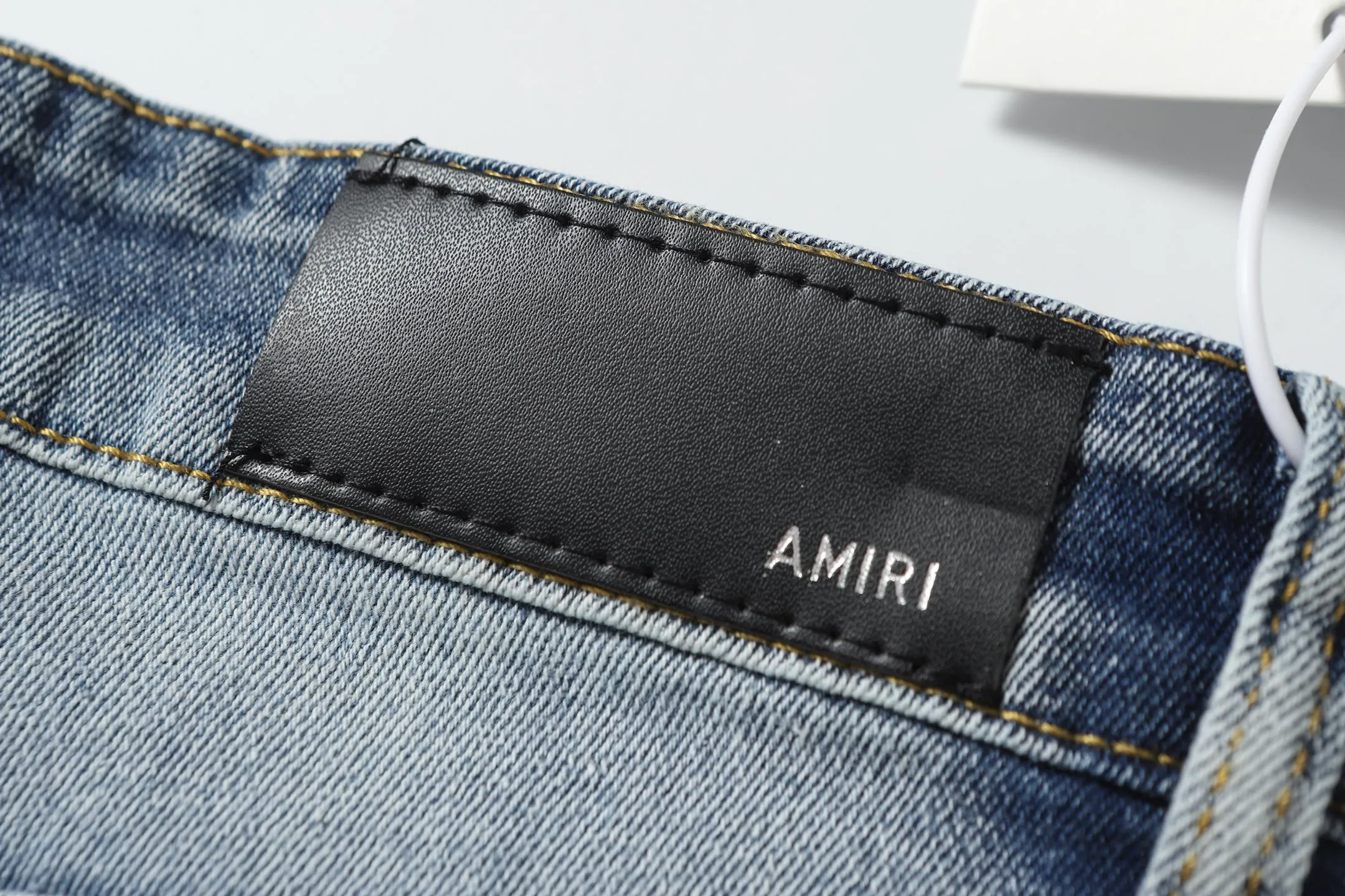 P256 Actual photo [High quality] Code: M745 Color: Picture color Size: S to XXXL AMIRI patch embroidery jeans trousers AMIRI high street basic ripped jeans trousers amiri brand jeans break the production process and cutting of the original jeans, the fabrics are softer and more comfortable Hand-sewn collar label Customized logo buttons Genuine leather brand size Pants length Waist Hips Unit cm S 98 68 100 M 99 72 104 L 100 76 108 XL 101 80 112 XXL 102 84 116 XXXL 103 88 120