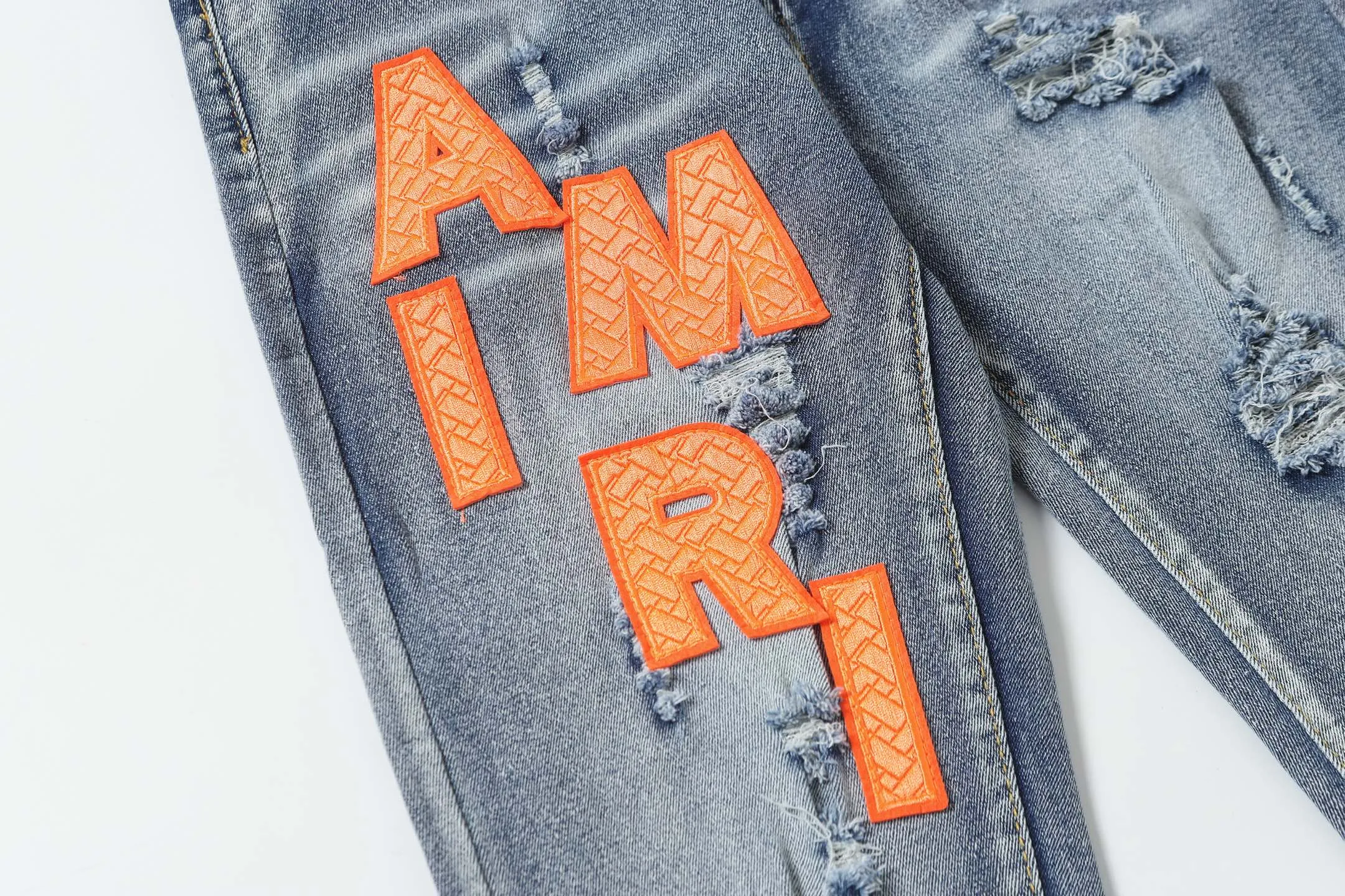 P256 Actual photo [High quality] Code: M745 Color: Picture color Size: S to XXXL AMIRI patch embroidery jeans trousers AMIRI high street basic ripped jeans trousers amiri brand jeans break the production process and cutting of the original jeans, the fabrics are softer and more comfortable Hand-sewn collar label Customized logo buttons Genuine leather brand size Pants length Waist Hips Unit cm S 98 68 100 M 99 72 104 L 100 76 108 XL 101 80 112 XXL 102 84 116 XXXL 103 88 120