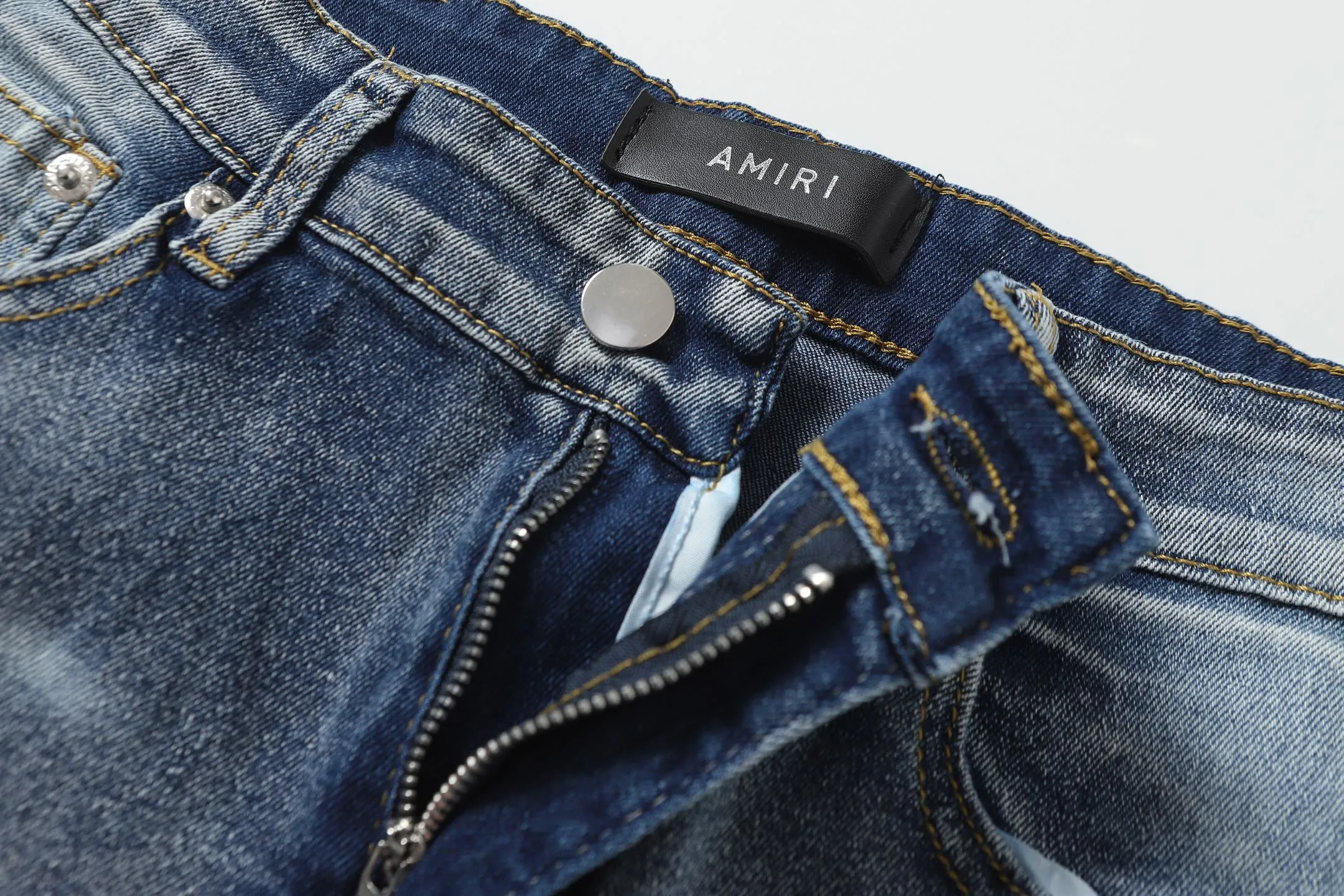 P256 Actual photo [High quality] Code: M745 Color: Picture color Size: S to XXXL AMIRI patch embroidery jeans trousers AMIRI high street basic ripped jeans trousers amiri brand jeans break the production process and cutting of the original jeans, the fabrics are softer and more comfortable Hand-sewn collar label Customized logo buttons Genuine leather brand size Pants length Waist Hips Unit cm S 98 68 100 M 99 72 104 L 100 76 108 XL 101 80 112 XXL 102 84 116 XXXL 103 88 120