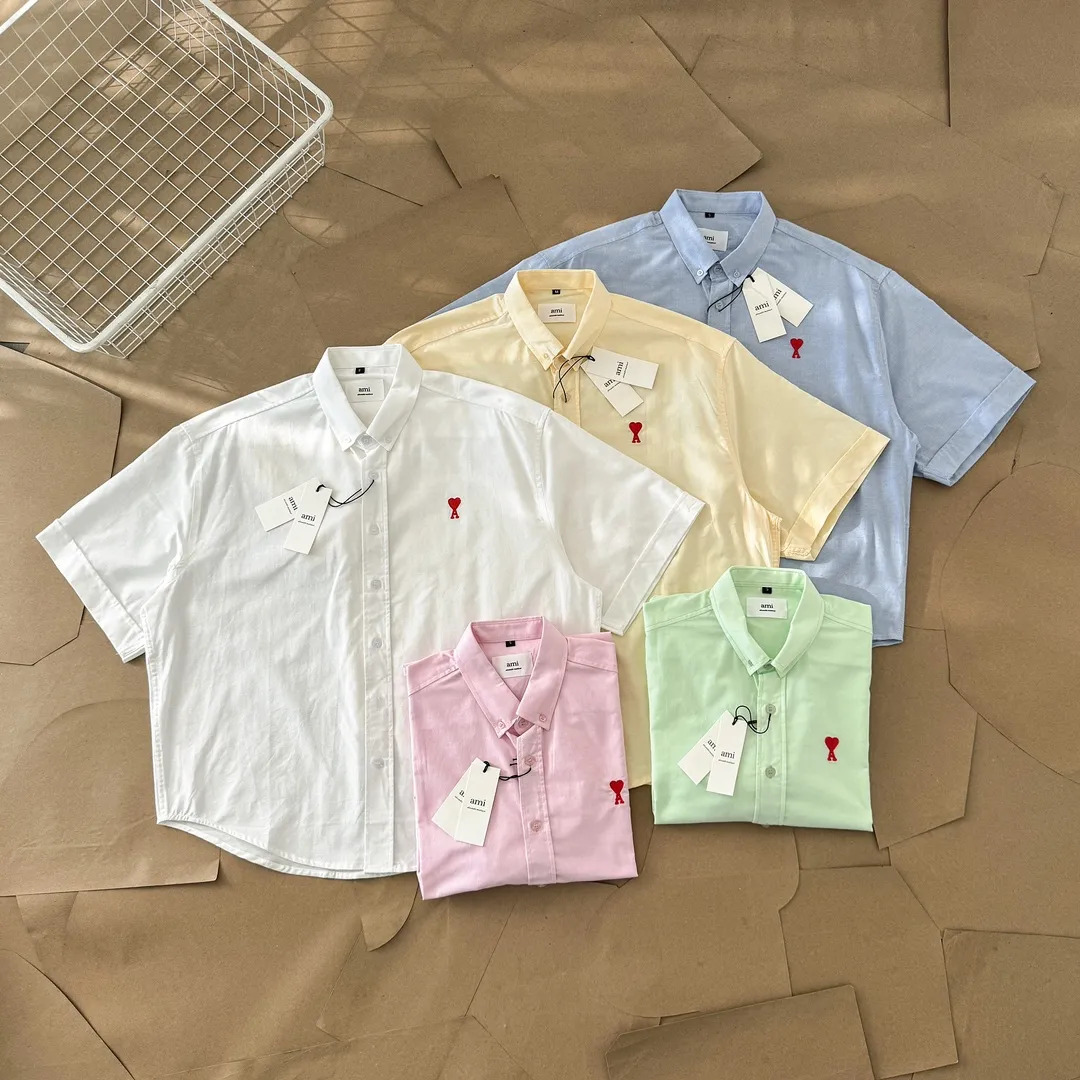 Ami Paris Oxford cotton button-down corner collar casual short-sleeved shirt - small love silhouette style - same style for men and women. Red small love letter embroidery decoration, fashionable and versatile short-sleeved shirt! The counter sells famous French affordable luxury fashion brands at the same time. The classic elements of the brand are popular among celebrities. The basic simple design and fashionable style are must-have couple shirts for men and women!  Made of custom-woven 100% Oxford cloth pure cotton, it feels soft and delicate, has excellent moisture absorption and perspiration performance, and is very comfortable and skin-friendly when worn next to the skin! The chest of the shirt is decorated with the classic love letter A logo embroidery. The top-notch embroidery technology is tight, full and full of details, and is cleverly embellished with bright red. It carries all the eye-catching points. It follows the consistent minimalist French attitude. The fabric is soft and comfortable, suitable for any versatile casual shirt couple!  Color: Blue White Yellow Green Pink Size: S-XL Size: Size Length Bust Shoulder Width Sleeve Length S 73.5 68 56 26.5 M 75.5 70 57 27 L 77.5 72 58 27.5 XL 79.5 74 59 28