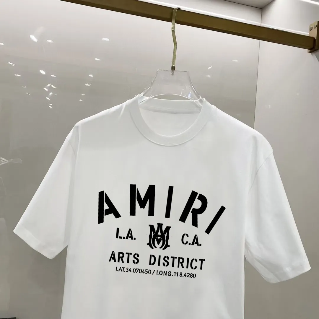 P140 AMIRI# 2025 spring and summer new style debut counter, the latest short-sleeved round neck T-shirt, high-end custom design, avant-garde and fashionable! The brand logo is designed with heavy craftsmanship. High-end customized 250g Xinjiang long-staple cotton fabric. Soft to the touch. Comfortable to wear. Exquisite stitching at the counter level. Fine workmanship. The upper body effect is incomparably handsome! A must-have item for a stylish man! Color: black. White! Size: S M L