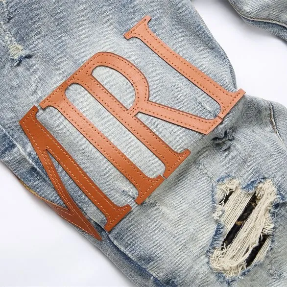 #M03 P168💰 AMIRI splash-ink medal patch embroidered jeans trousers AMIRI high street basic ripped tight stretch jeans trousers Amiriamiri is transliterated as Emil, which is the name of the founder. Mike Amiri, the founder of amiri, grew up in Los Angeles, USA. He was influenced by the local street culture Rock since he was a child, so he founded the amiri brand named after himself. A variety of trendy brand clothing meets the needs of different trendy players. Amiri clothing has novel and unique styles and is a well-known street brand in the United States. Many of its styles and styles are loved by many street photographers. Various clothing styles meet the needs of different people, show their unique temperament, and show the trend of dressing. amiri's jeans are relatively famous. Not only do they have many styles, but the quality of the jeans is also very good. Many celebrities have also worn amiri brand jeans.  The jeans of the amiri brand break through the production process and cutting of the original jeans. The fabrics are relatively soft and comfortable, and are not as hard as some jeans, which can irritate the skin and cause the skin to bleed when worn. Los Angeles trendy brand Amiri's jeans are made with great detail from tailoring to texture, adding wrinkles, bullet holes, damage and other details to add to the trendiness of the jeans. You can choose the style that suits you according to your own needs. Only when you wear a suitable style can you have a certain sense of fashion.  In recent years, high street has become a word that appears more and more frequently in men's clothing. High street style has also become an important direction for everyone's matching. High street related items are basically inseparable from oversize or off-shoulder tops. The lower body is matched with trackpants or tight-fitting denim. In my opinion, the most representative one is perhaps annihilation. Color; picture color Size: 30-32-34-36
