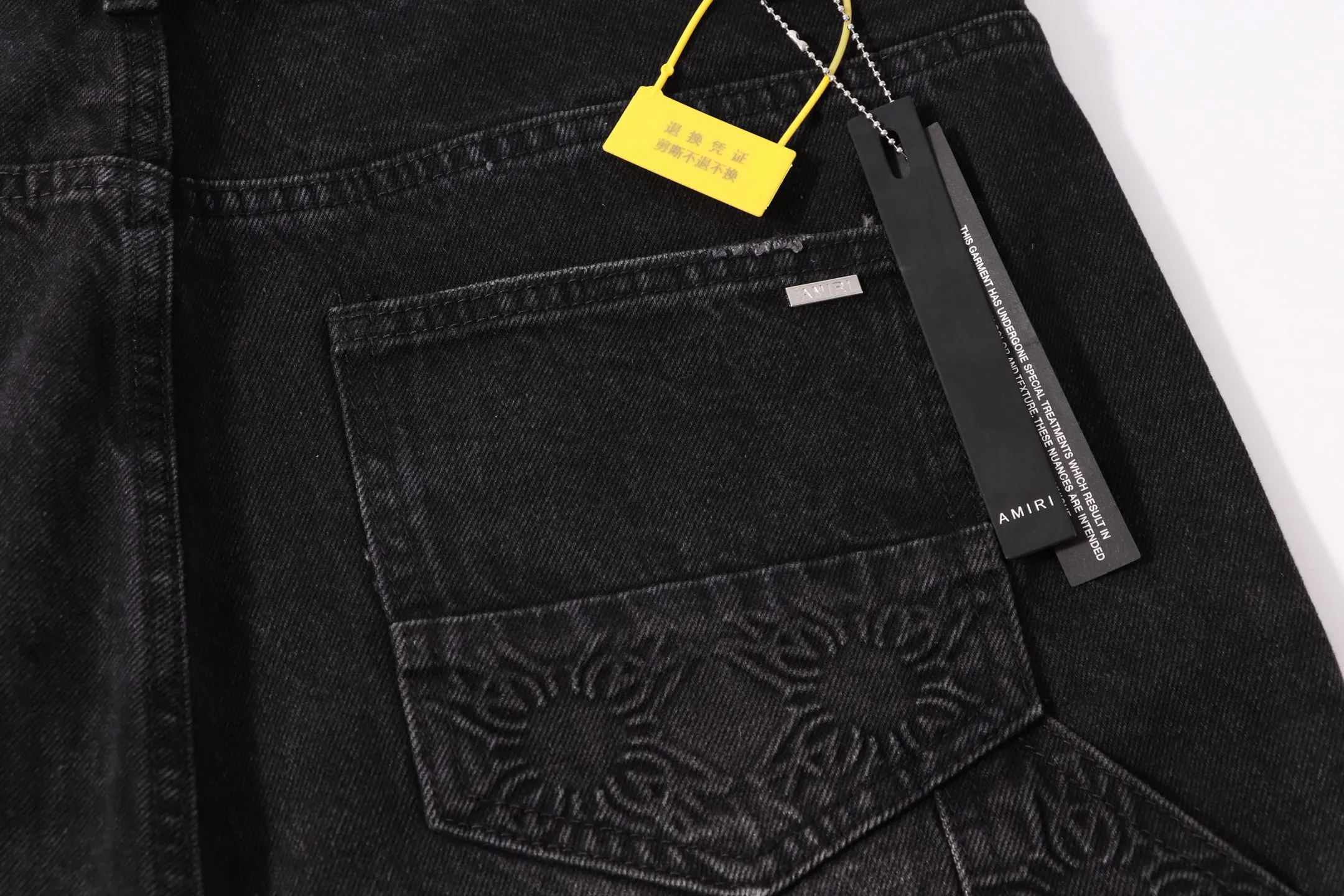P260 Style number: H47 AMIRI & AMIRI 2025 new heavy-duty embroidered lettering logging pants for couples, washed jeans, top ceiling quality, styles with different washed textures, very friendly to people with thin legs and thick legs, straight and slim fit, very flattering leg shape, moderate length that never goes out of style, easy and casual to match, basic styling for various styles, a must-have in the wardrobe! The fabric is stiff but also makes the upper body soft without losing texture. The washing process is even more perfect. It is a must-have item for everyone! ! ! Washed wheat, hang tag, pants label, three labels complete Color: black Size: 30, 32, 34, 36