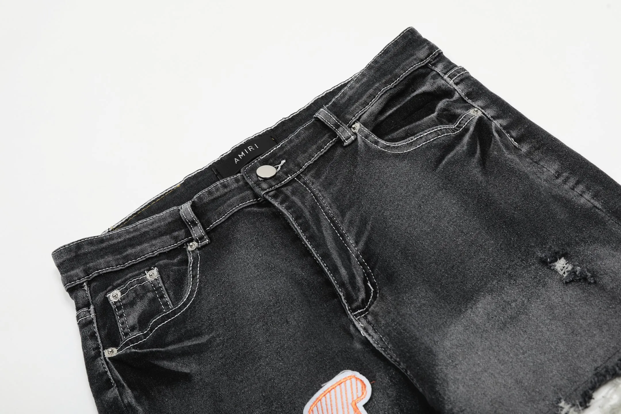 #M17 P168💰 Amiri classic embroidered patched leather distressed lettered jeans. Slim fit jeans. Produced by a major water-washed factory. Full of high-end. Partial destruction of the knees and patchwork design. Already used as a facade design. Leather waist nameplate. The focus of this style is not on the washing, but on the destroyed shape and version. The secret lies in the craftsmanship of the master. The cost of post-processing, grinding, cutting, etc. is far beyond the cost of assembly line products. Color: Picture color Size: 30-32-34-36