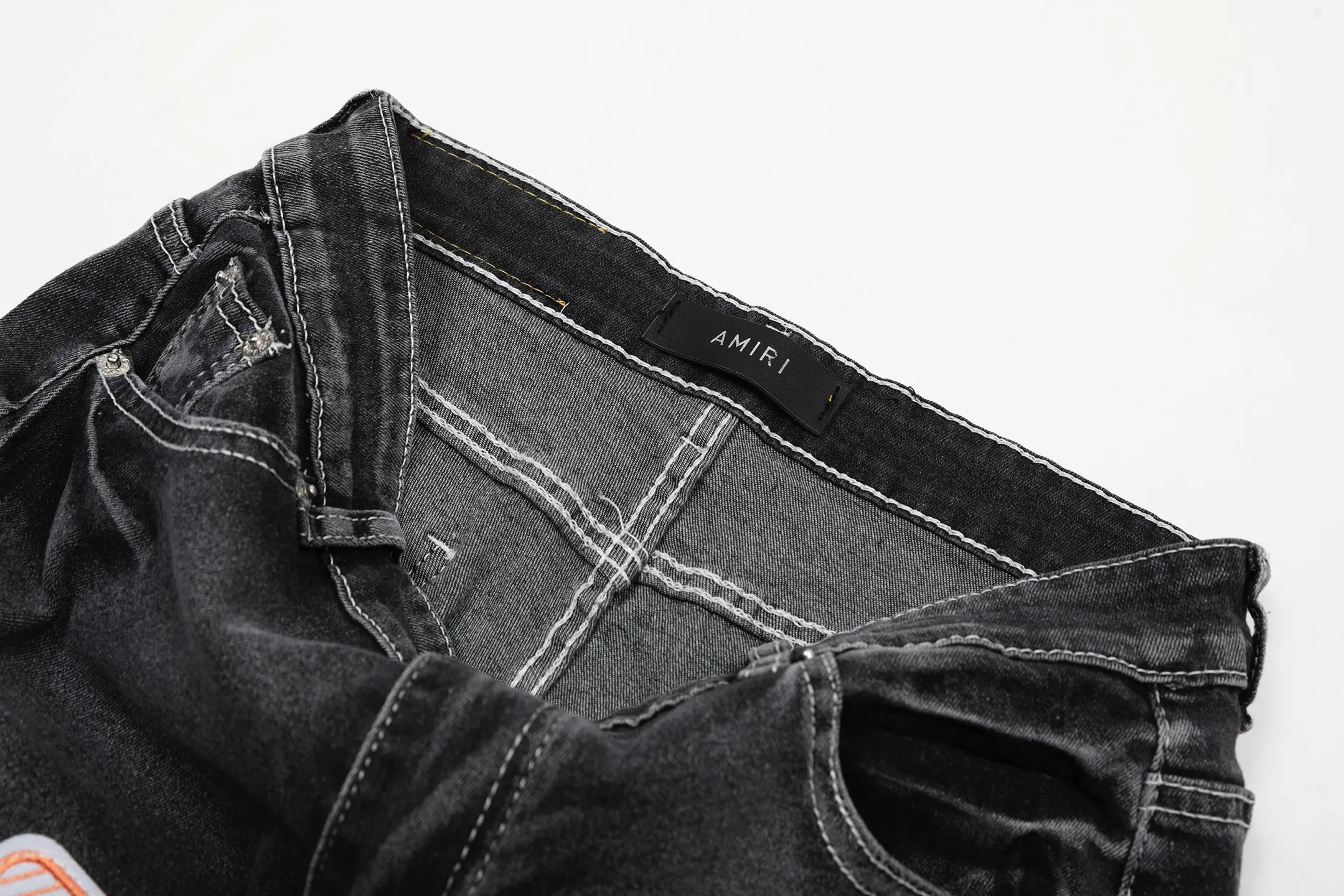 #M17 P168💰 Amiri classic embroidered patched leather distressed lettered jeans. Slim fit jeans. Produced by a major water-washed factory. Full of high-end. Partial destruction of the knees and patchwork design. Already used as a facade design. Leather waist nameplate. The focus of this style is not on the washing, but on the destroyed shape and version. The secret lies in the craftsmanship of the master. The cost of post-processing, grinding, cutting, etc. is far beyond the cost of assembly line products. Color: Picture color Size: 30-32-34-36