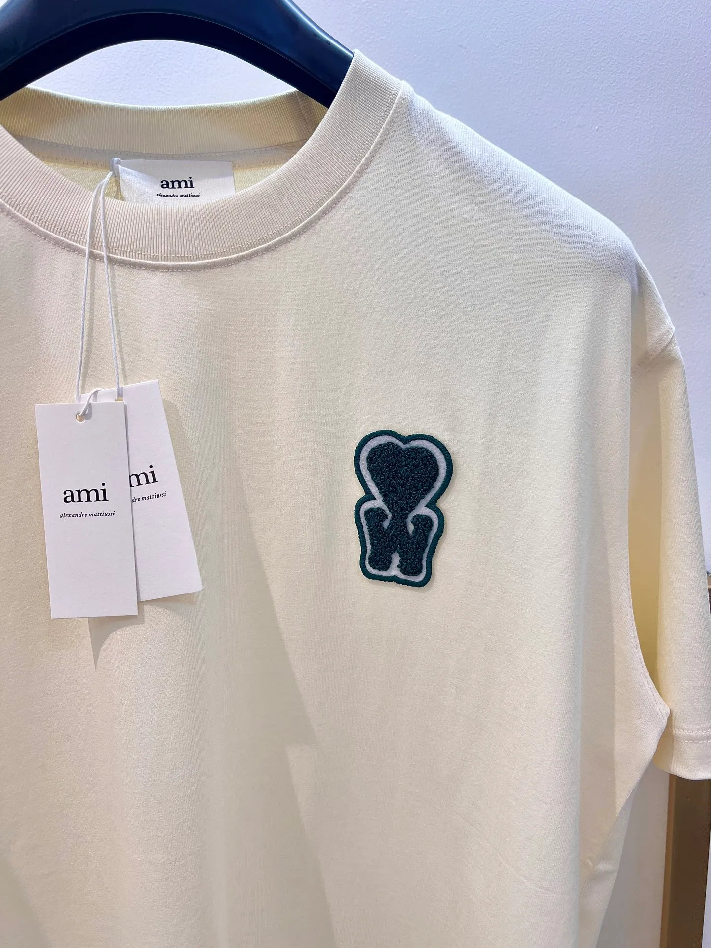 🅿️220 🌈Size: s/m/l/xl Green/khaki Couple style ASI197353825071 AMI/Amy Choi Woo-sik joint limited edition 2025FW Must-have for men Love series early spring limited edition is really not too good embroidery/back AMI embroidery heavy cotton half-sleeve T-shirt Washing method: Wrap the reverse side in a laundry bag and fast machine wash in cold water! ! Do not soak/wash in warm water!