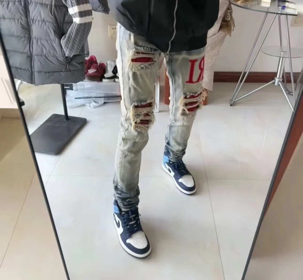 #N07 P246💰 (Top version) AMIRI hot high street jeans slim fit stretch washed knife cut trousers men's fashion AMIRI amiri is transliterated as Emil, which is the name of the founder. Mike Amiri, the founder of amiri, grew up in Los Angeles, USA. He was influenced by local street culture and Punk Rock since childhood, so he founded the amiri brand named after himself. A variety of trendy clothing meets the needs of different trendy players. Amiri clothing has novel and unique styles and is a well-known street brand in the United States. The styles and styles of many clothes are loved by many street photographers. The various clothing styles meet the dressing needs of different people, show their unique temperament, and show the trend of dressing. amiri's jeans are relatively famous. Not only do they have many styles, but the quality of the jeans is also very good. Many celebrities have also worn amiri brand jeans. Color: Picture color Size: 28, 30, 32, 34, 36 28 30 32 34 36 Waist 71 76 81 86 91 Qianlang 26.5 27.5 28.5 29.5 30.5 Hou Lang 37 38 39 40 41 Foot 14 14.8 15.6 16.4 17.2 Foreign Minister 100 102 104 106 107