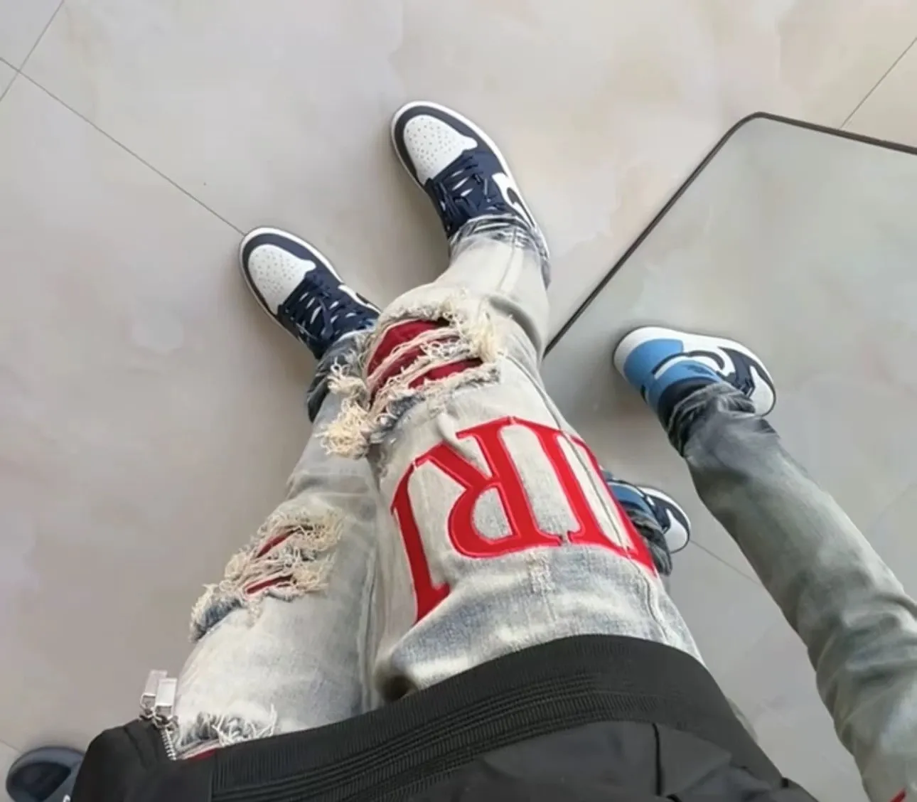 #N07 P246💰 (Top version) AMIRI hot high street jeans slim fit stretch washed knife cut trousers men's fashion AMIRI amiri is transliterated as Emil, which is the name of the founder. Mike Amiri, the founder of amiri, grew up in Los Angeles, USA. He was influenced by local street culture and Punk Rock since childhood, so he founded the amiri brand named after himself. A variety of trendy clothing meets the needs of different trendy players. Amiri clothing has novel and unique styles and is a well-known street brand in the United States. The styles and styles of many clothes are loved by many street photographers. The various clothing styles meet the dressing needs of different people, show their unique temperament, and show the trend of dressing. amiri's jeans are relatively famous. Not only do they have many styles, but the quality of the jeans is also very good. Many celebrities have also worn amiri brand jeans. Color: Picture color Size: 28, 30, 32, 34, 36 28 30 32 34 36 Waist 71 76 81 86 91 Qianlang 26.5 27.5 28.5 29.5 30.5 Hou Lang 37 38 39 40 41 Foot 14 14.8 15.6 16.4 17.2 Foreign Minister 100 102 104 106 107