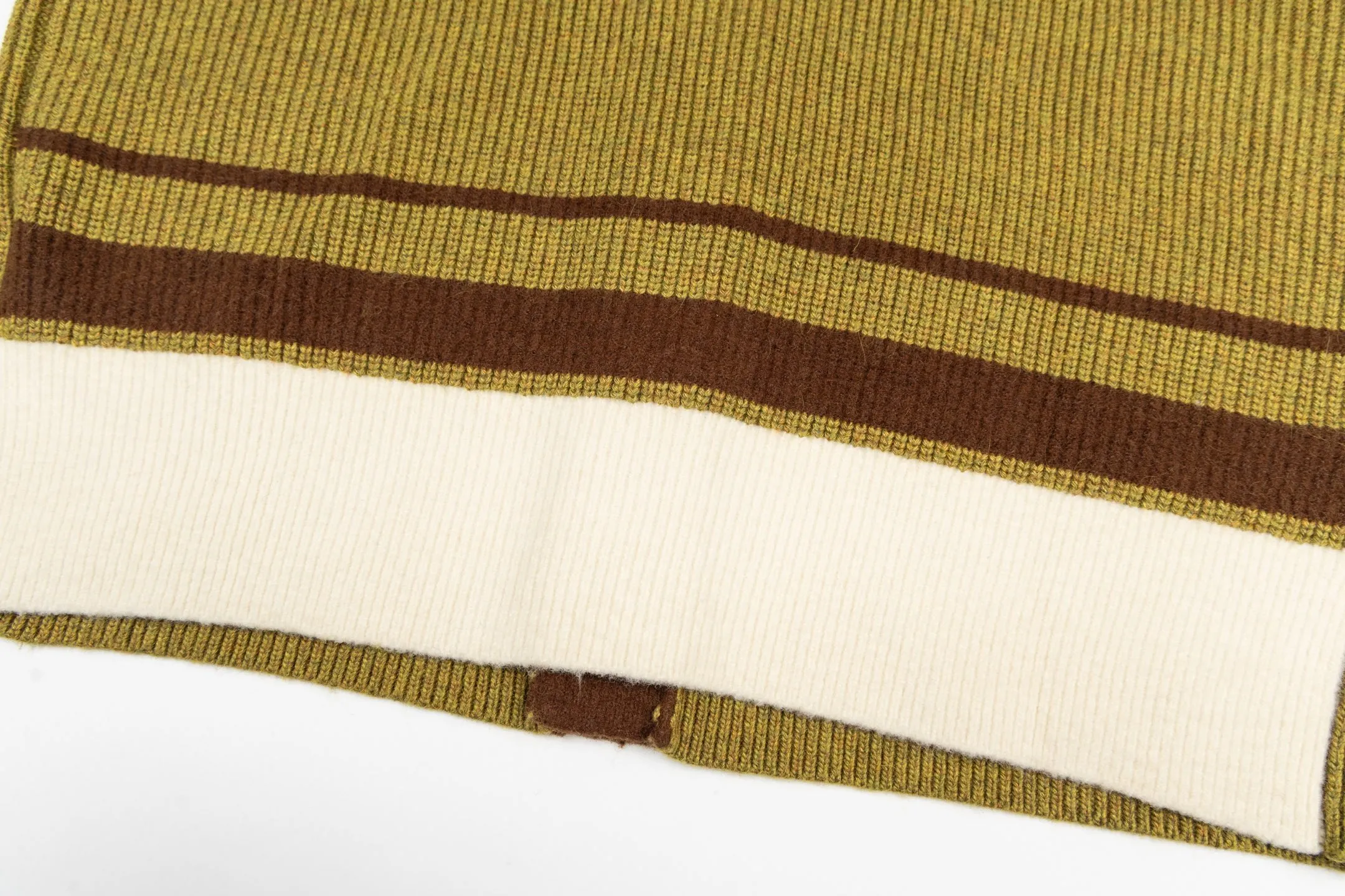 🅿️620 [Exclusive supply] Ami love towel embroidered contrasting color V-neck knitted cardigan (green). The original version was purchased for 2,824 and developed. The fabric is made of alpaca wool to maintain a stable shape. The stitching is even and firm, and the details are meticulously handled, reflecting the brand's strict control over quality. The overall design is simple and elegant, suitable for various occasions. Whether it is business or leisure, it can show an elegant and decent style. The overall wiring is straight and delicate, the fabric is comfortable and soft, and the color is consistent without color difference. It can be matched with the same style to create a fashionable look, and can be used in various occasions. Customized accessories, complete with three standards, the same style for men and women. Size:S-M-L-XL