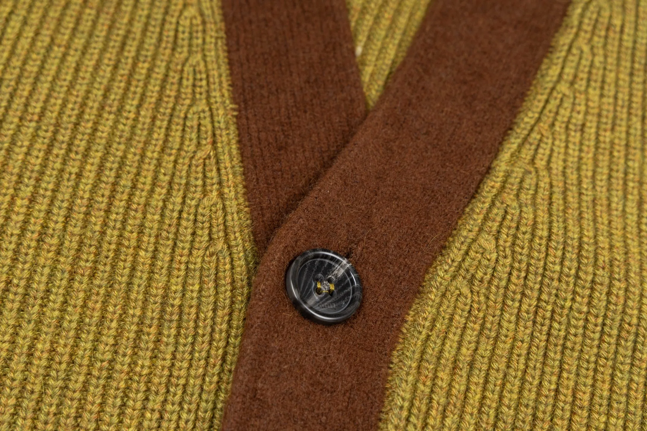 🅿️620 [Exclusive supply] Ami love towel embroidered contrasting color V-neck knitted cardigan (green). The original version was purchased for 2,824 and developed. The fabric is made of alpaca wool to maintain a stable shape. The stitching is even and firm, and the details are meticulously handled, reflecting the brand's strict control over quality. The overall design is simple and elegant, suitable for various occasions. Whether it is business or leisure, it can show an elegant and decent style. The overall wiring is straight and delicate, the fabric is comfortable and soft, and the color is consistent without color difference. It can be matched with the same style to create a fashionable look, and can be used in various occasions. Customized accessories, complete with three standards, the same style for men and women. Size:S-M-L-XL