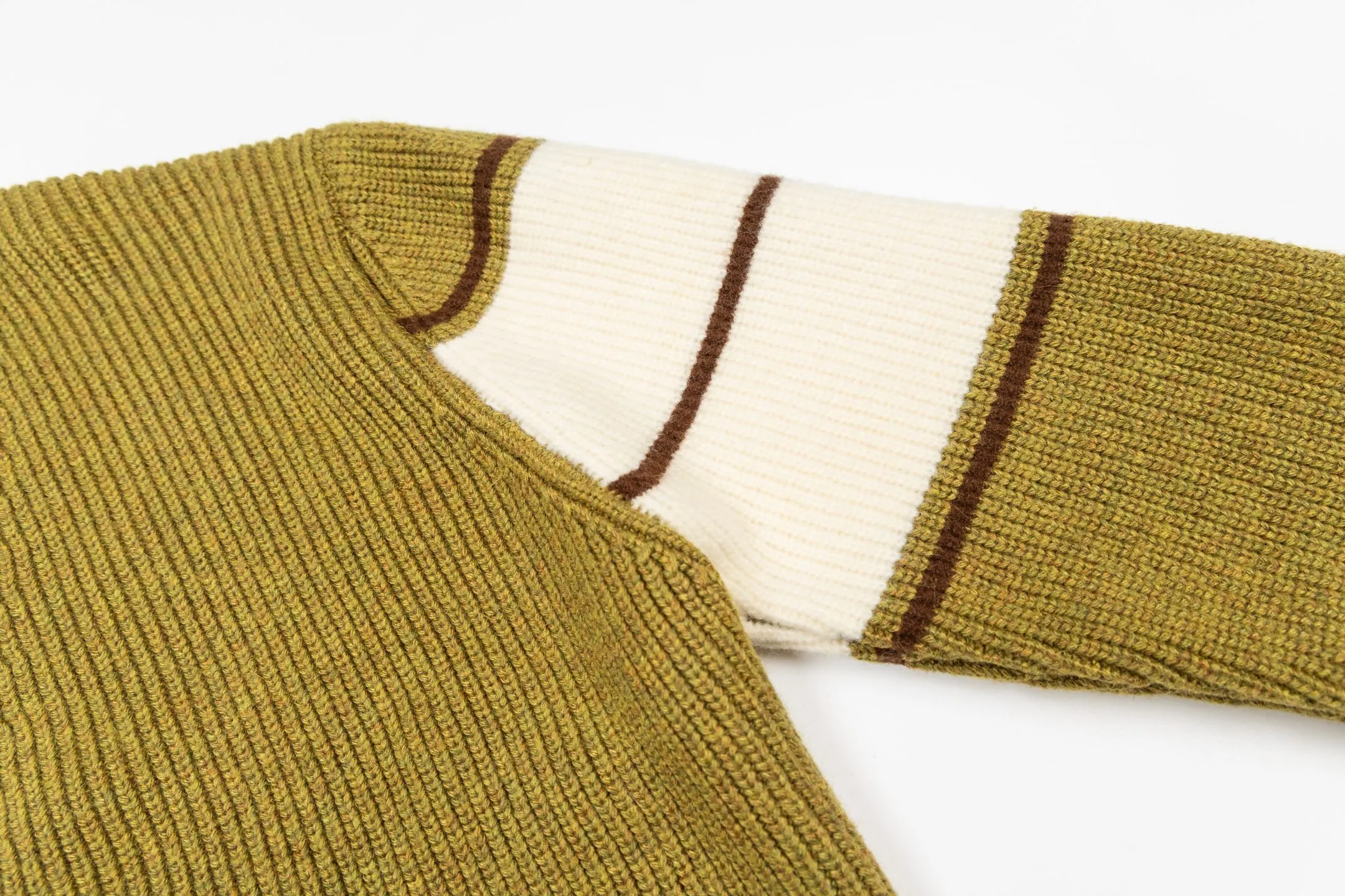 🅿️620 [Exclusive supply] Ami love towel embroidered contrasting color V-neck knitted cardigan (green). The original version was purchased for 2,824 and developed. The fabric is made of alpaca wool to maintain a stable shape. The stitching is even and firm, and the details are meticulously handled, reflecting the brand's strict control over quality. The overall design is simple and elegant, suitable for various occasions. Whether it is business or leisure, it can show an elegant and decent style. The overall wiring is straight and delicate, the fabric is comfortable and soft, and the color is consistent without color difference. It can be matched with the same style to create a fashionable look, and can be used in various occasions. Customized accessories, complete with three standards, the same style for men and women. Size:S-M-L-XL