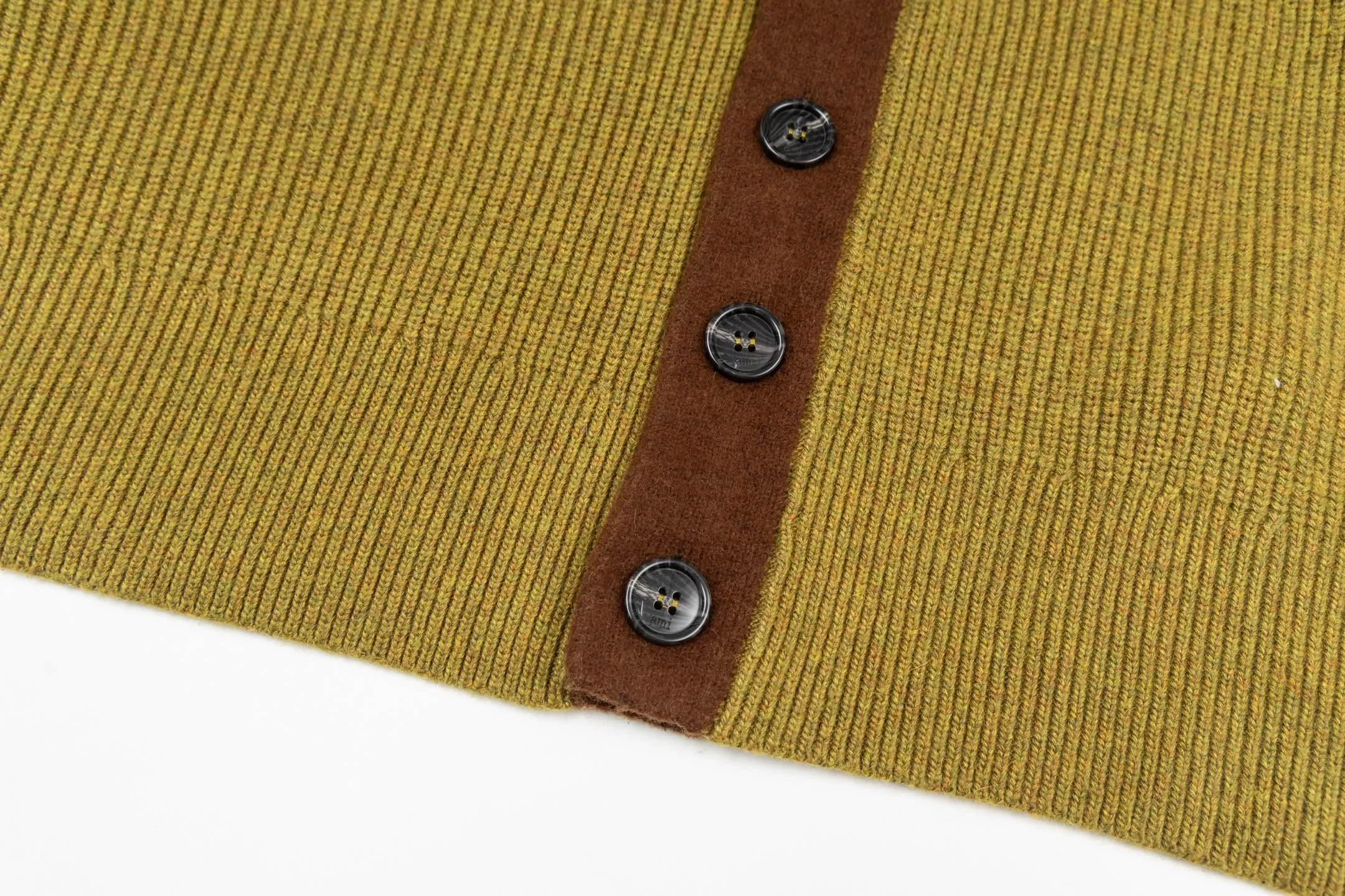 🅿️620 [Exclusive supply] Ami love towel embroidered contrasting color V-neck knitted cardigan (green). The original version was purchased for 2,824 and developed. The fabric is made of alpaca wool to maintain a stable shape. The stitching is even and firm, and the details are meticulously handled, reflecting the brand's strict control over quality. The overall design is simple and elegant, suitable for various occasions. Whether it is business or leisure, it can show an elegant and decent style. The overall wiring is straight and delicate, the fabric is comfortable and soft, and the color is consistent without color difference. It can be matched with the same style to create a fashionable look, and can be used in various occasions. Customized accessories, complete with three standards, the same style for men and women. Size:S-M-L-XL