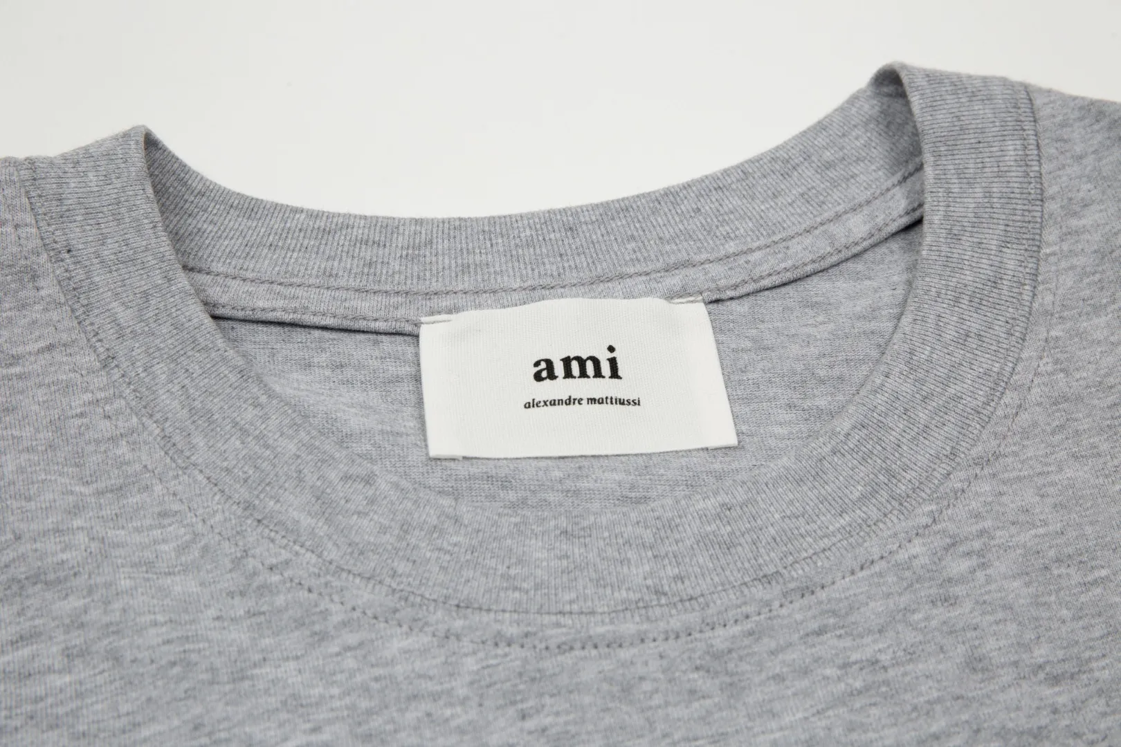 Ami Amy 2024ss autumn classic small embroidered love short sleeves. We have been making this style for the third year. At the beginning, there were no counters in mainland China. We were already making it. The quality and details are invincible. Order with confidence and pay attention to the details. ✅2024 newly upgraded two-end folded handmade main wheat. Restore counter. ✅240G Xinjiang long-staple cotton top double yarn. The shrinkage rate is controlled at 2%. Export-grade solid color quality. It is truly not easy to deform, shrink or fade. ✅The maximum size can be worn up to 230 pounds. There is no pressure to export to Europe and the United States. Sizes S-XL. Color: 7 colors, white, black, gray, colorful blue, navy blue, dark green, coffee.