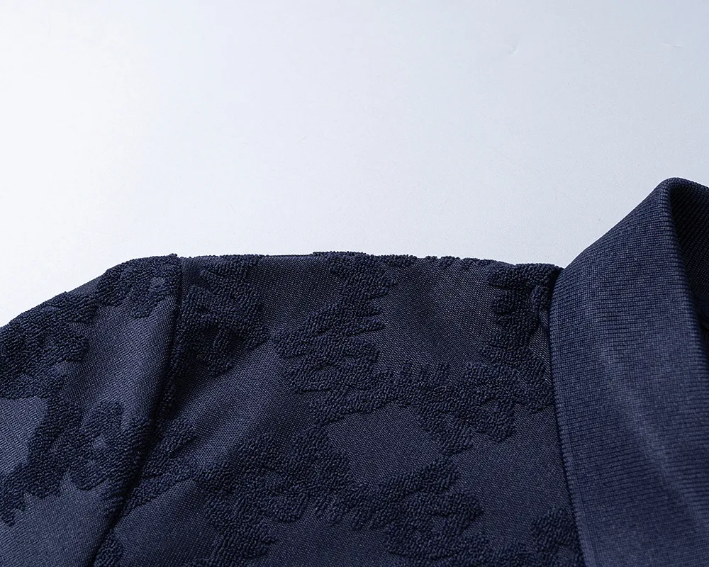 P150 Mili's 2026 spring and summer official website's new lapel T-shirt is made of towel jacquard fabric and embroidered on the chest. It is handsome, the fabric is comfortable, the workmanship is rigorous, and the stitching is neat. Good upper body effect·Size M-3XL Sapphire Blue