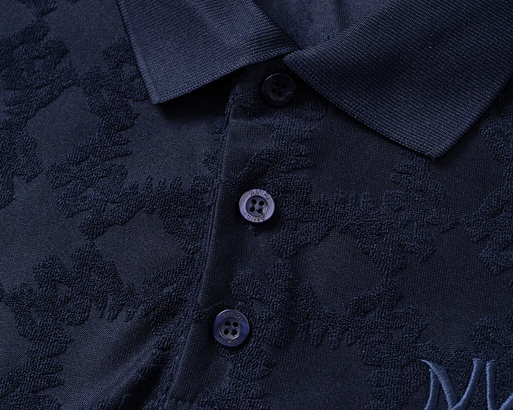 P150 Mili's 2026 spring and summer official website's new lapel T-shirt is made of towel jacquard fabric and embroidered on the chest. It is handsome, the fabric is comfortable, the workmanship is rigorous, and the stitching is neat. Good upper body effect·Size M-3XL Sapphire Blue