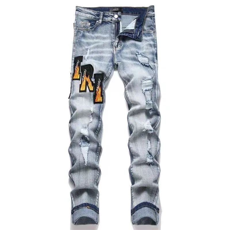 P180 Top replica AMIRI splash-ink medal patch embroidered jeans trousers AMIRI high street basic ripped tight stretch jeans trousers Amiriamiri is transliterated as Emil, which is the name of the founder. Mike Amiri, the founder of amiri, grew up in Los Angeles, USA. He was influenced by the local street culture Rock since he was a child, so he founded the amiri brand named after himself. A variety of trendy brand clothing meets the needs of different fashion players. Amiri clothing has novel and unique styles and is a well-known street brand in the United States. Many of its styles and styles are loved by many street photographers. Various clothing styles meet the needs of different people, show their unique temperament, and show the trend of dressing. amiri's jeans are relatively famous. Not only do they have many styles, but the quality of the jeans is also very good. Many celebrities have also worn amiri brand jeans.  The jeans of the amiri brand break through the production process and cutting of the original jeans. The fabrics are relatively soft and comfortable, and are not as hard as some jeans, which can irritate the skin and cause the skin to bleed when worn. Los Angeles trendy brand Amiri's jeans are made with great detail from tailoring to texture, adding wrinkles, bullet holes, damage and other details to add to the trendiness of the jeans. You can choose the style that suits you according to your own needs. Only when you wear a suitable style can you have a certain sense of fashion.  In recent years, high street has become a word that appears more and more frequently in men's clothing. High street style has also become an important direction for everyone's matching. High street related items are basically inseparable from oversize or off-shoulder tops. The lower body is matched with trackpants or tight-fitting denim. In my opinion, the most representative one is perhaps annihilation. Color; picture color Size: m l xl xxl