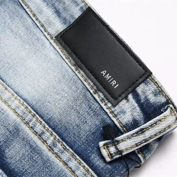 P180 Top replica AMIRI splash-ink medal patch embroidered jeans trousers AMIRI high street basic ripped tight stretch jeans trousers Amiriamiri is transliterated as Emil, which is the name of the founder. Mike Amiri, the founder of amiri, grew up in Los Angeles, USA. He was influenced by the local street culture Rock since he was a child, so he founded the amiri brand named after himself. A variety of trendy brand clothing meets the needs of different fashion players. Amiri clothing has novel and unique styles and is a well-known street brand in the United States. Many of its styles and styles are loved by many street photographers. Various clothing styles meet the needs of different people, show their unique temperament, and show the trend of dressing. amiri's jeans are relatively famous. Not only do they have many styles, but the quality of the jeans is also very good. Many celebrities have also worn amiri brand jeans.  The jeans of the amiri brand break through the production process and cutting of the original jeans. The fabrics are relatively soft and comfortable, and are not as hard as some jeans, which can irritate the skin and cause the skin to bleed when worn. Los Angeles trendy brand Amiri's jeans are made with great detail from tailoring to texture, adding wrinkles, bullet holes, damage and other details to add to the trendiness of the jeans. You can choose the style that suits you according to your own needs. Only when you wear a suitable style can you have a certain sense of fashion.  In recent years, high street has become a word that appears more and more frequently in men's clothing. High street style has also become an important direction for everyone's matching. High street related items are basically inseparable from oversize or off-shoulder tops. The lower body is matched with trackpants or tight-fitting denim. In my opinion, the most representative one is perhaps annihilation. Color; picture color Size: m l xl xxl