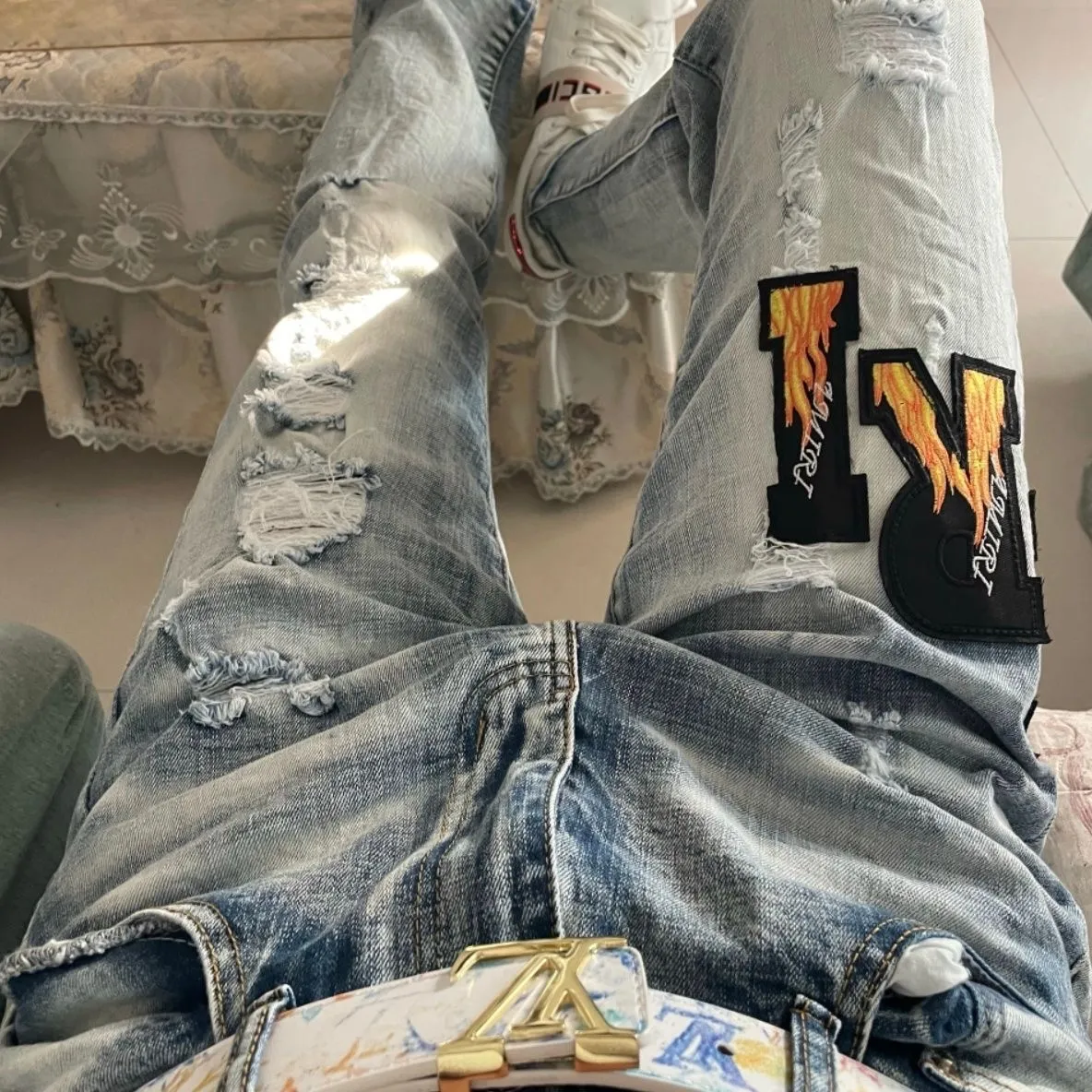 P180 Top replica AMIRI splash-ink medal patch embroidered jeans trousers AMIRI high street basic ripped tight stretch jeans trousers Amiriamiri is transliterated as Emil, which is the name of the founder. Mike Amiri, the founder of amiri, grew up in Los Angeles, USA. He was influenced by the local street culture Rock since he was a child, so he founded the amiri brand named after himself. A variety of trendy brand clothing meets the needs of different fashion players. Amiri clothing has novel and unique styles and is a well-known street brand in the United States. Many of its styles and styles are loved by many street photographers. Various clothing styles meet the needs of different people, show their unique temperament, and show the trend of dressing. amiri's jeans are relatively famous. Not only do they have many styles, but the quality of the jeans is also very good. Many celebrities have also worn amiri brand jeans.  The jeans of the amiri brand break through the production process and cutting of the original jeans. The fabrics are relatively soft and comfortable, and are not as hard as some jeans, which can irritate the skin and cause the skin to bleed when worn. Los Angeles trendy brand Amiri's jeans are made with great detail from tailoring to texture, adding wrinkles, bullet holes, damage and other details to add to the trendiness of the jeans. You can choose the style that suits you according to your own needs. Only when you wear a suitable style can you have a certain sense of fashion.  In recent years, high street has become a word that appears more and more frequently in men's clothing. High street style has also become an important direction for everyone's matching. High street related items are basically inseparable from oversize or off-shoulder tops. The lower body is matched with trackpants or tight-fitting denim. In my opinion, the most representative one is perhaps annihilation. Color; picture color Size: m l xl xxl