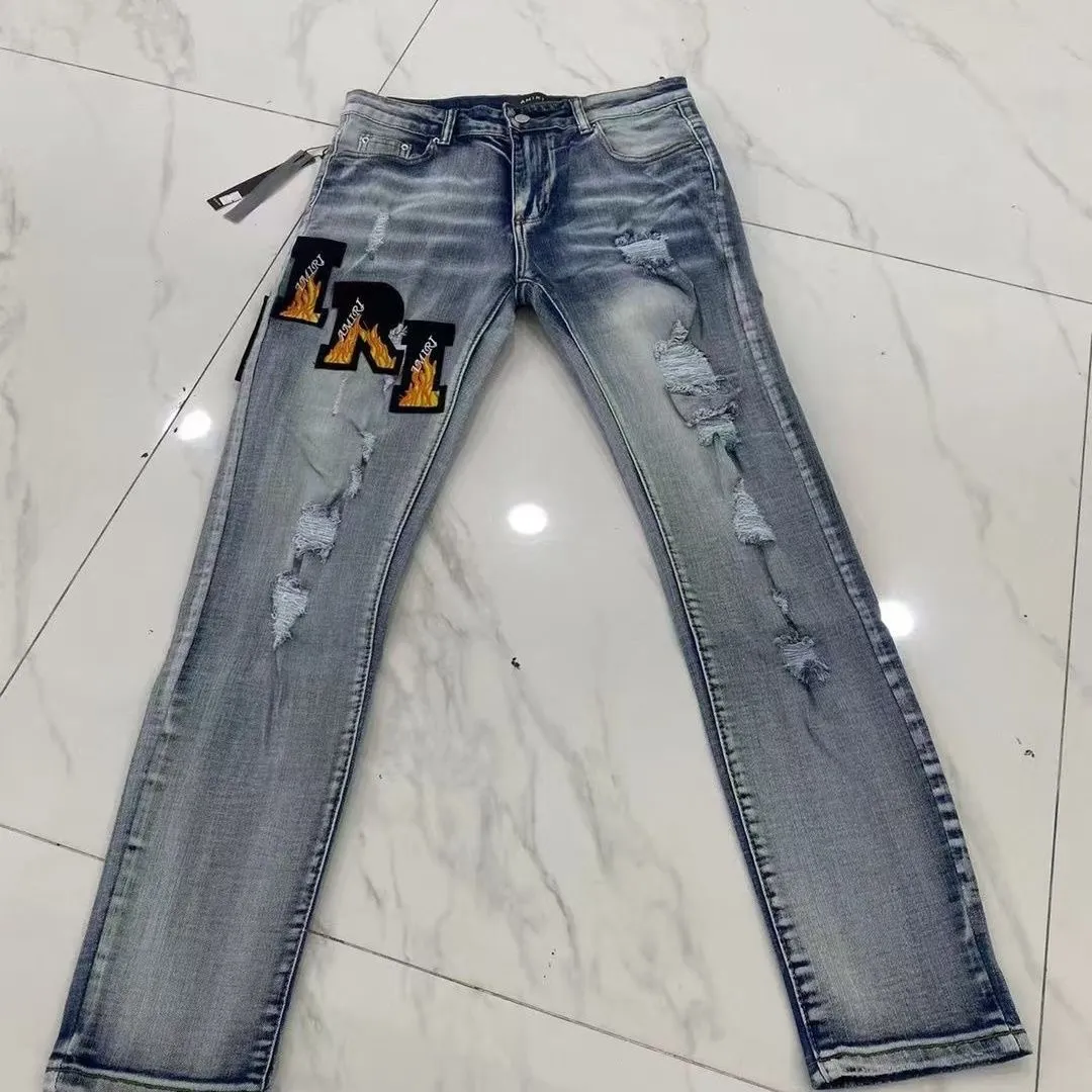 P180 Top replica AMIRI splash-ink medal patch embroidered jeans trousers AMIRI high street basic ripped tight stretch jeans trousers Amiriamiri is transliterated as Emil, which is the name of the founder. Mike Amiri, the founder of amiri, grew up in Los Angeles, USA. He was influenced by the local street culture Rock since he was a child, so he founded the amiri brand named after himself. A variety of trendy brand clothing meets the needs of different fashion players. Amiri clothing has novel and unique styles and is a well-known street brand in the United States. Many of its styles and styles are loved by many street photographers. Various clothing styles meet the needs of different people, show their unique temperament, and show the trend of dressing. amiri's jeans are relatively famous. Not only do they have many styles, but the quality of the jeans is also very good. Many celebrities have also worn amiri brand jeans.  The jeans of the amiri brand break through the production process and cutting of the original jeans. The fabrics are relatively soft and comfortable, and are not as hard as some jeans, which can irritate the skin and cause the skin to bleed when worn. Los Angeles trendy brand Amiri's jeans are made with great detail from tailoring to texture, adding wrinkles, bullet holes, damage and other details to add to the trendiness of the jeans. You can choose the style that suits you according to your own needs. Only when you wear a suitable style can you have a certain sense of fashion.  In recent years, high street has become a word that appears more and more frequently in men's clothing. High street style has also become an important direction for everyone's matching. High street related items are basically inseparable from oversize or off-shoulder tops. The lower body is matched with trackpants or tight-fitting denim. In my opinion, the most representative one is perhaps annihilation. Color; picture color Size: m l xl xxl