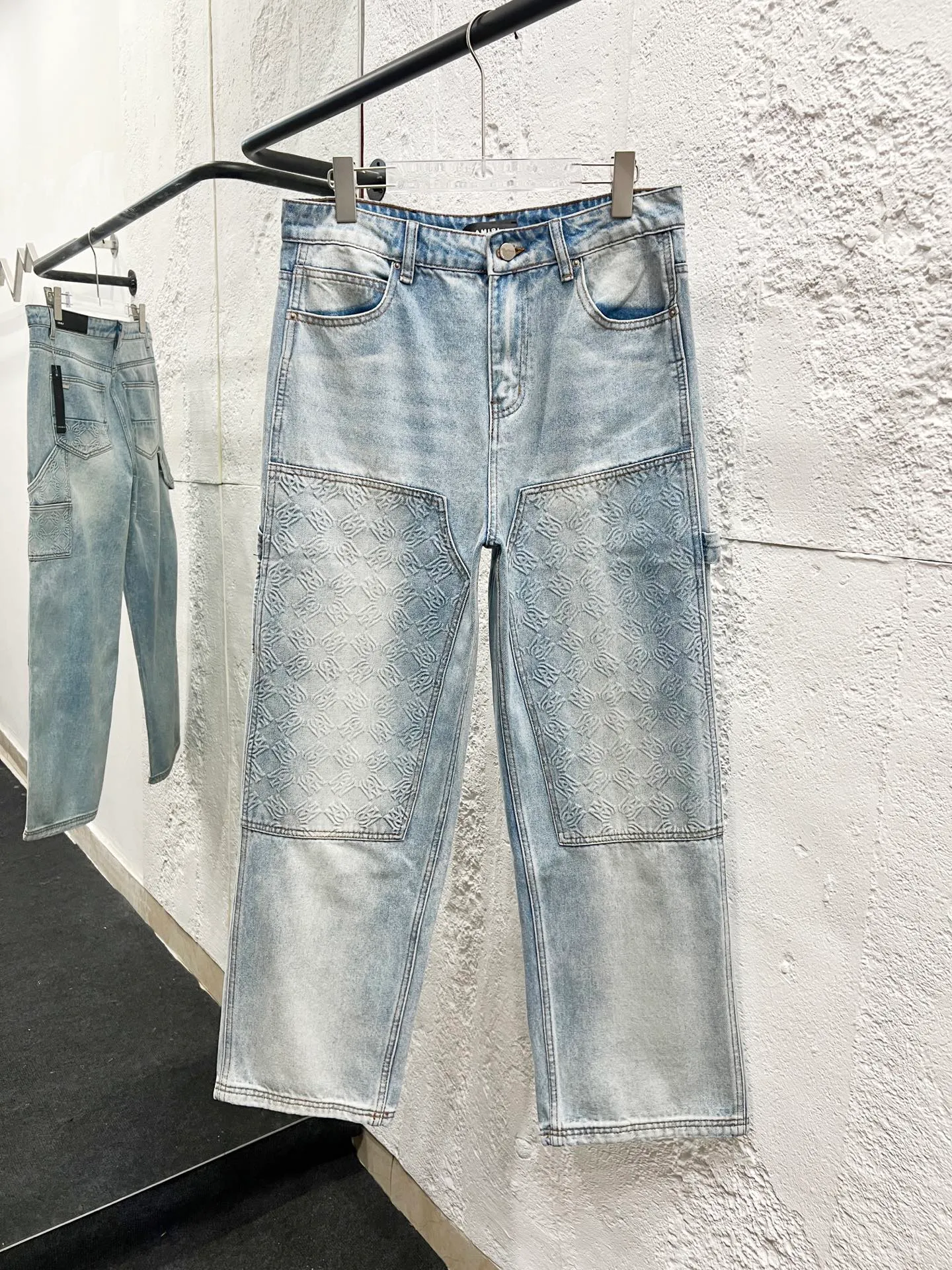 P260 Style No.: H873 AMIRI & AMIRI 2025 new heavy-duty embroidered lettering logging pants for couples, washed jeans, top ceiling quality, styles with different washed textures, very friendly to people with thin legs and thick legs, straight and slim fit, very flattering leg shape, moderate length that never goes out of style, easy and casual to match, basic styling for various styles, a must-have in the wardrobe! The fabric is stiff but also makes the upper body soft without losing texture. The washing process is even more perfect. It is a must-have item for everyone! ! ! Washed wheat, hang tag, pants label, three labels complete Color: blue Size: 30, 32, 34, 36