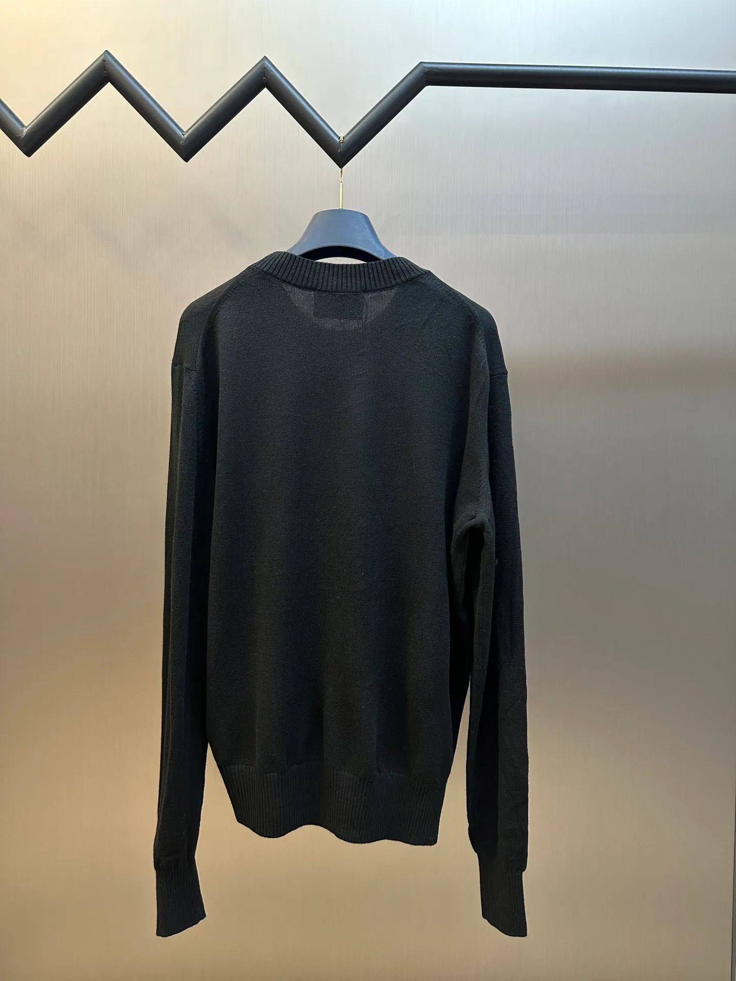 🅿️420 Ami Paris love embroidered sweater, custom-woven from luxurious and ultra-fine merino wool, with a bright red heart on the chest, adding a touch of agility and playfulness. Using imported machine embroidery technology, advanced computer control systems and precision mechanical components, Ami love embroidery operations are realized.  The garment washing water is softened and deodorized using professional washing equipment and specific detergents to deeply clean and deodorize the clothes, improving the feel and appearance of the clothes.  size：s m l xl