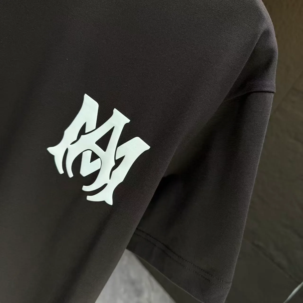 P150 AMIRI* 2025 autumn and winter new short-sleeved T-shirt Customized pure cotton letter logo three-dimensional foam Color: black white clever color dark red Size: S M L XL XXL