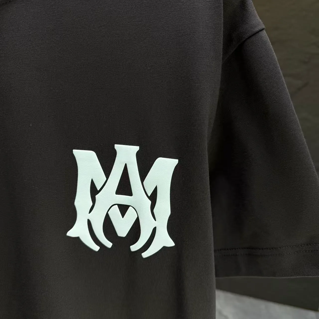 P150 AMIRI* 2025 autumn and winter new short-sleeved T-shirt Customized pure cotton letter logo three-dimensional foam Color: black white clever color dark red Size: S M L XL XXL