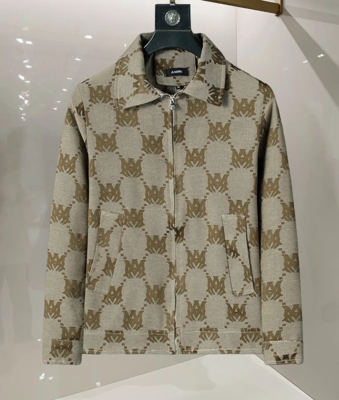 P380 🌸🌸🌸 AMIRI's latest 25-year-old men's jacket. The color combination has a classic charm without losing youthful vitality. It reshapes a new design style and shows a bold and confident brand design concept.  Imported fabrics, sleeves and pockets are paired with exclusive brand designs, reflecting the minimalist pursuit of quality and design. Low-key luxury fully embodies the brand image and status! The brand LOGO icon design is simple and recognizable, with a delicate and comfortable touch, excellent details, exquisite and elegant everywhere, fashionable design, a capable and stylish upper body, and full of aura! The all-over pattern and simple aesthetics are brought to the extreme, and it is a jacket that can be mixed and matched. There is no doubt that it is a must-have product for men. It is extremely practical and the color is easy to match.  Color: Picture color. Sizes: M, L, xL, xxL, xxxL