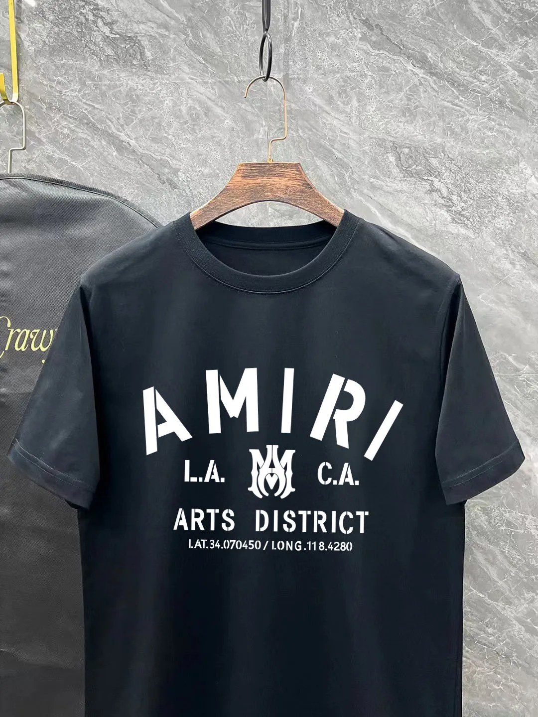 P140 AMIRI# 2025 spring and summer new style debut counter, the latest short-sleeved round neck T-shirt, high-end custom design, avant-garde and fashionable! The brand logo is designed with heavy craftsmanship. High-end customized 260g fabric. Soft to the touch. Comfortable to wear. Exquisite stitching at the counter level. Fine workmanship. The upper body effect is incomparably handsome! A must-have item for a stylish man! Color: black. White! Size: S-2XL