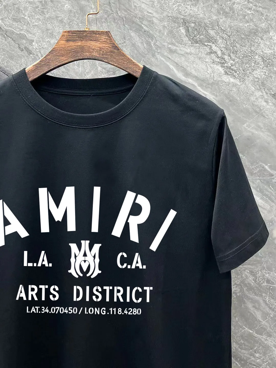 P140 AMIRI# 2025 spring and summer new style debut counter, the latest short-sleeved round neck T-shirt, high-end custom design, avant-garde and fashionable! The brand logo is designed with heavy craftsmanship. High-end customized 260g fabric. Soft to the touch. Comfortable to wear. Exquisite stitching at the counter level. Fine workmanship. The upper body effect is incomparably handsome! A must-have item for a stylish man! Color: black. White! Size: S-2XL