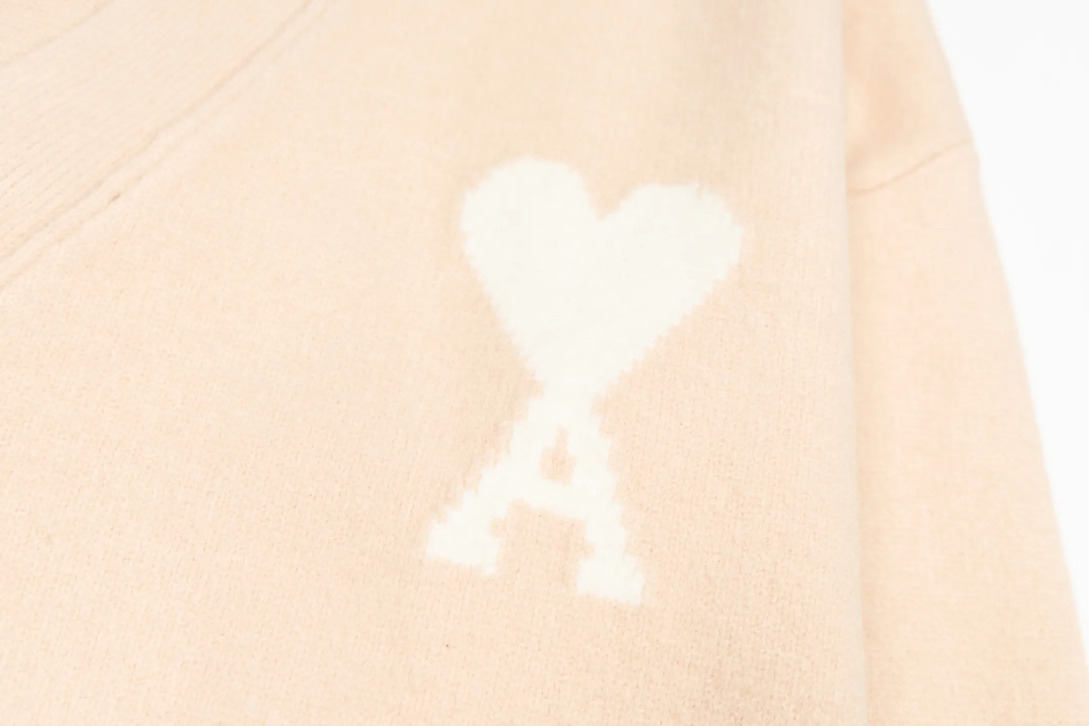 🅿️560 [Exclusive supply] Ami love jacquard knitted cardigan (pink). The original version was purchased for 2,699 and developed. The fabric is made of alpaca wool to maintain a stable pattern. The stitching is even and firm, and the details are meticulously handled, reflecting the brand's strict control over quality. The overall design is simple and elegant, suitable for various occasions. Whether it is business or leisure, it can show an elegant and decent style. The overall wiring is straight and delicate, the fabric is comfortable and soft, and the color is consistent without color difference. It can be matched with the same style to create a fashionable look, and can be used in various occasions. Customized accessories, complete with three standards, the same style for men and women. Size:S-M-L-XL