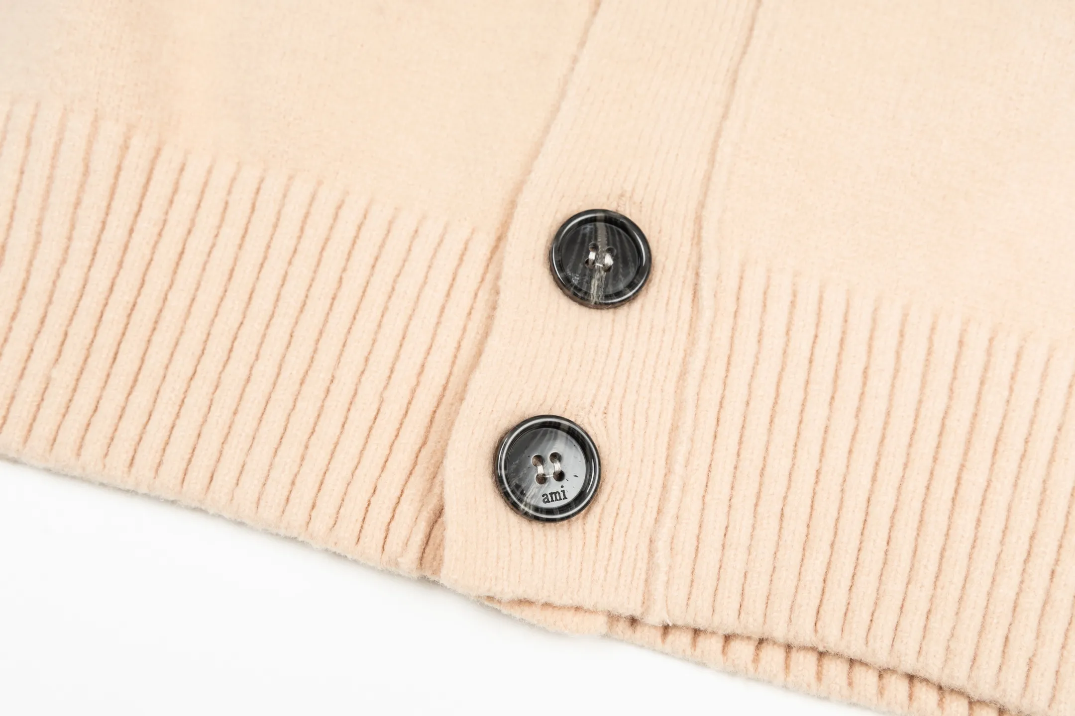 🅿️560 [Exclusive supply] Ami love jacquard knitted cardigan (pink). The original version was purchased for 2,699 and developed. The fabric is made of alpaca wool to maintain a stable pattern. The stitching is even and firm, and the details are meticulously handled, reflecting the brand's strict control over quality. The overall design is simple and elegant, suitable for various occasions. Whether it is business or leisure, it can show an elegant and decent style. The overall wiring is straight and delicate, the fabric is comfortable and soft, and the color is consistent without color difference. It can be matched with the same style to create a fashionable look, and can be used in various occasions. Customized accessories, complete with three standards, the same style for men and women. Size:S-M-L-XL