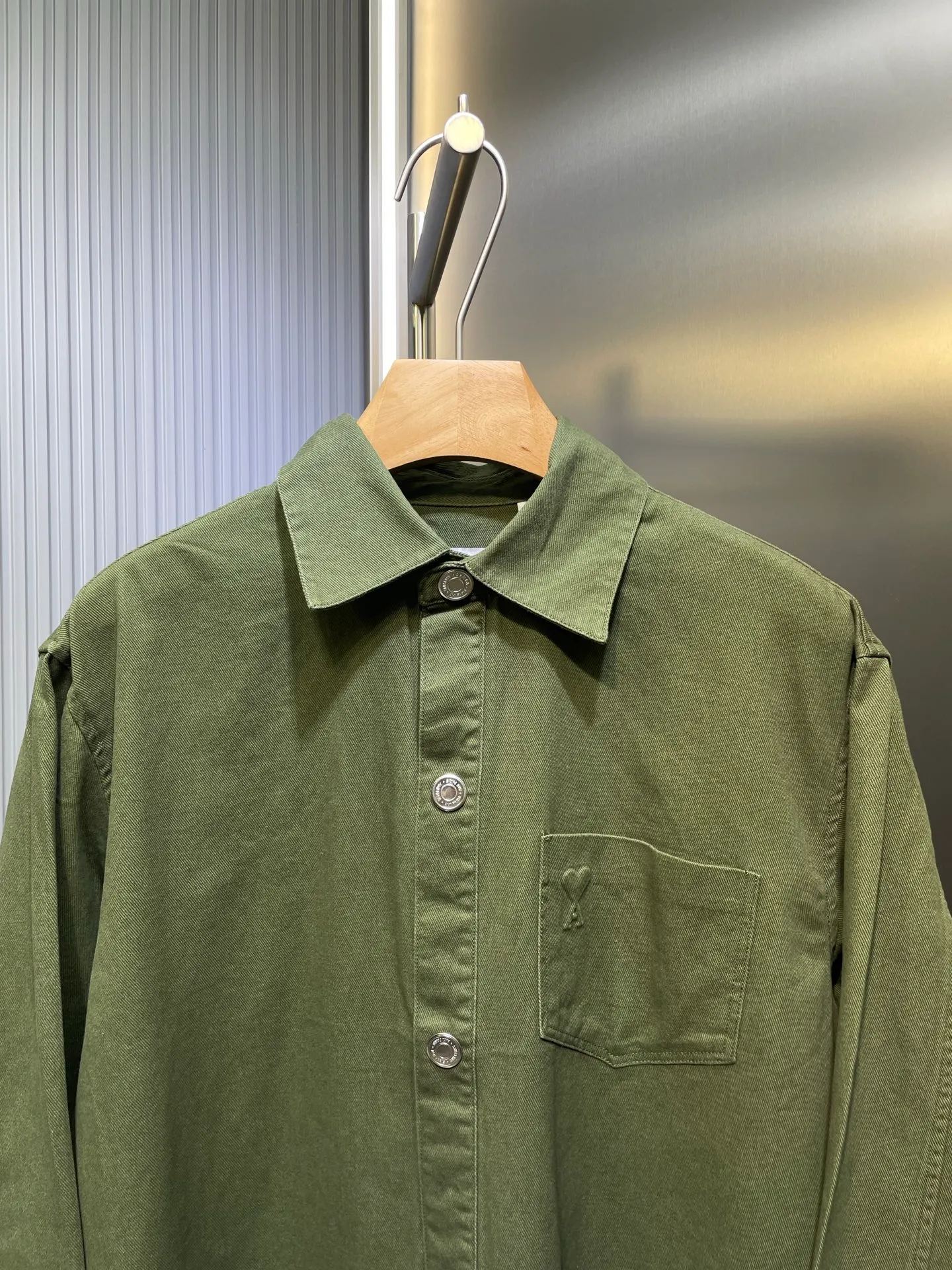 🅿️500 Ami Paris🌟【Top Replica】Love embossed jacket Customized elegant cotton brocade Excellent texture Comfortable and close to the skin Deep green charm As if you are in a green forest A natural choice Homogeneous three-dimensional love heart on the chest embellished like a work of art Exquisite buttons add brand recognition Revealing a self-evident low-key luxury Fashion essence Process 1: High temperature three-dimensional embossing By precisely controlling temperature and pressure, the fiber chains will rearrange to form a three-dimensional concave and convex pattern, showing a unique love three-dimensional effect. Process 2: The fabrics are sand washed and have a better hand feel. Not easy to deform, not easy to shrink, not easy to fade, and maintain long-term beauty. Accessories: Customized 1:1 Ami snap button Customized 1:1 Ami trademark Version: Loose version Size: S M L XL