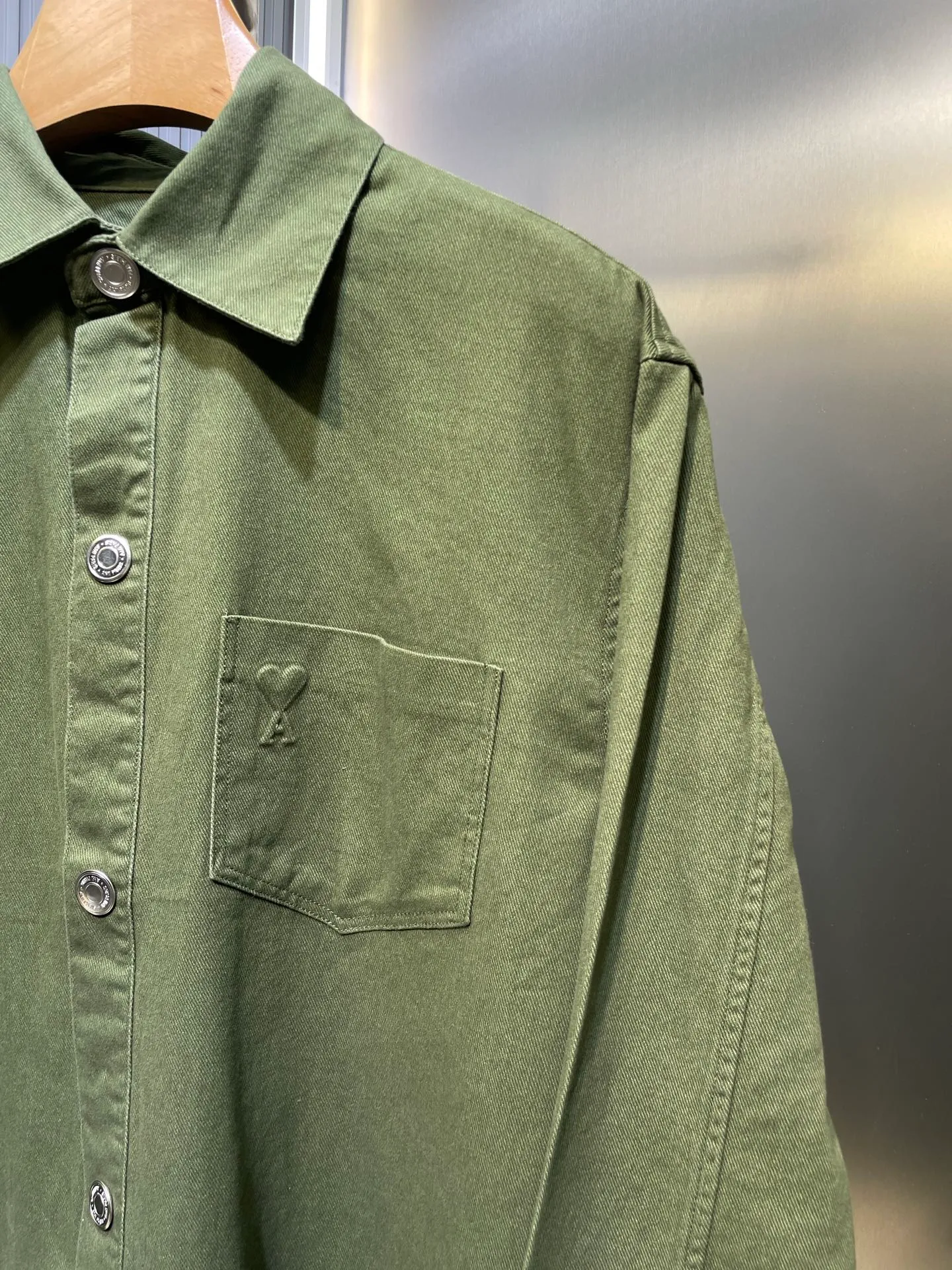 🅿️500 Ami Paris🌟【Top Replica】Love embossed jacket Customized elegant cotton brocade Excellent texture Comfortable and close to the skin Deep green charm As if you are in a green forest A natural choice Homogeneous three-dimensional love heart on the chest embellished like a work of art Exquisite buttons add brand recognition Revealing a self-evident low-key luxury Fashion essence Process 1: High temperature three-dimensional embossing By precisely controlling temperature and pressure, the fiber chains will rearrange to form a three-dimensional concave and convex pattern, showing a unique love three-dimensional effect. Process 2: The fabrics are sand washed and have a better hand feel. Not easy to deform, not easy to shrink, not easy to fade, and maintain long-term beauty. Accessories: Customized 1:1 Ami snap button Customized 1:1 Ami trademark Version: Loose version Size: S M L XL
