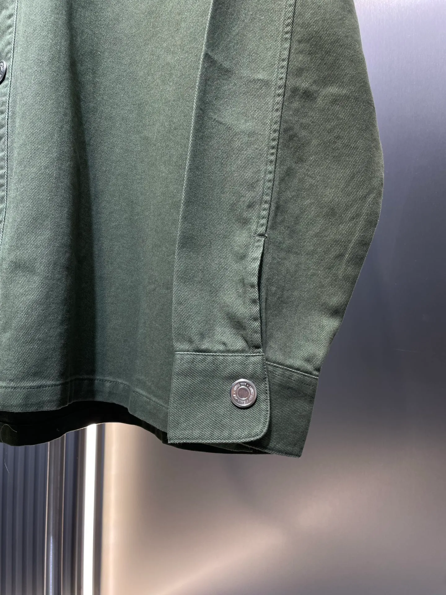 🅿️500 Ami Paris🌟【Top Replica】Love embossed jacket Customized elegant cotton brocade Excellent texture Comfortable and close to the skin Deep green charm As if you are in a green forest A natural choice Homogeneous three-dimensional love heart on the chest embellished like a work of art Exquisite buttons add brand recognition Revealing a self-evident low-key luxury Fashion essence Process 1: High temperature three-dimensional embossing By precisely controlling temperature and pressure, the fiber chains will rearrange to form a three-dimensional concave and convex pattern, showing a unique love three-dimensional effect. Process 2: The fabrics are sand washed and have a better hand feel. Not easy to deform, not easy to shrink, not easy to fade, and maintain long-term beauty. Accessories: Customized 1:1 Ami snap button Customized 1:1 Ami trademark Version: Loose version Size: S M L XL