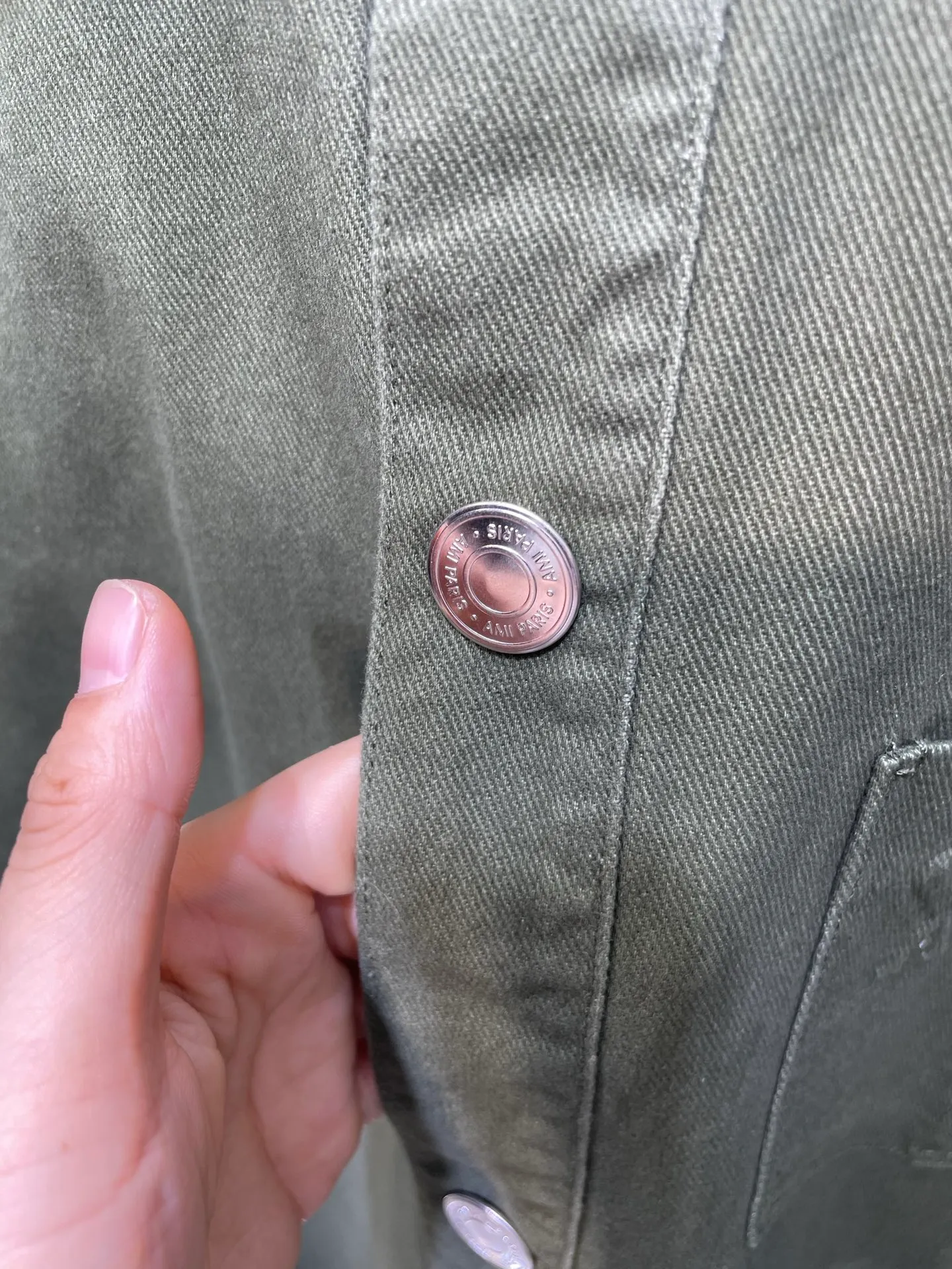 🅿️500 Ami Paris🌟【Top Replica】Love embossed jacket Customized elegant cotton brocade Excellent texture Comfortable and close to the skin Deep green charm As if you are in a green forest A natural choice Homogeneous three-dimensional love heart on the chest embellished like a work of art Exquisite buttons add brand recognition Revealing a self-evident low-key luxury Fashion essence Process 1: High temperature three-dimensional embossing By precisely controlling temperature and pressure, the fiber chains will rearrange to form a three-dimensional concave and convex pattern, showing a unique love three-dimensional effect. Process 2: The fabrics are sand washed and have a better hand feel. Not easy to deform, not easy to shrink, not easy to fade, and maintain long-term beauty. Accessories: Customized 1:1 Ami snap button Customized 1:1 Ami trademark Version: Loose version Size: S M L XL