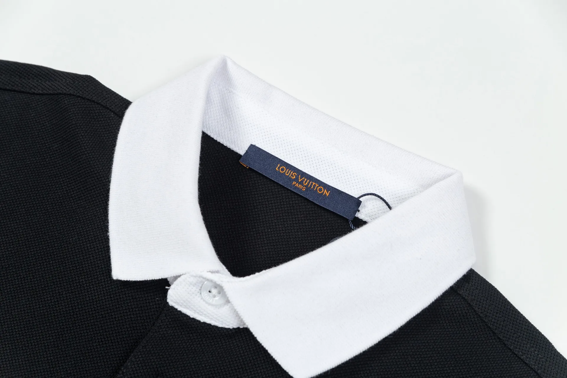 Brand: LV Weight: 270 Color: Blue Black Size: M-XXL Original customization 1:1 restoration Embroidery technology Pure cotton mercerized piqué This polo shirt is made of piqué cotton with a subtle full-width Damier jacquard texture, and the Marque L.Vuitton déposée logo embroidery lights up the sight. Pearlescent buttons add dandy style and can easily be incorporated into everyday looks.  •Regular fit •Damier jacquard pique •Marque L.Vuitton déposée embroidery on chest •Button placket at front •Pearl buttons with LV logo on top button •Ribbed collar and cuffs •100% cotton