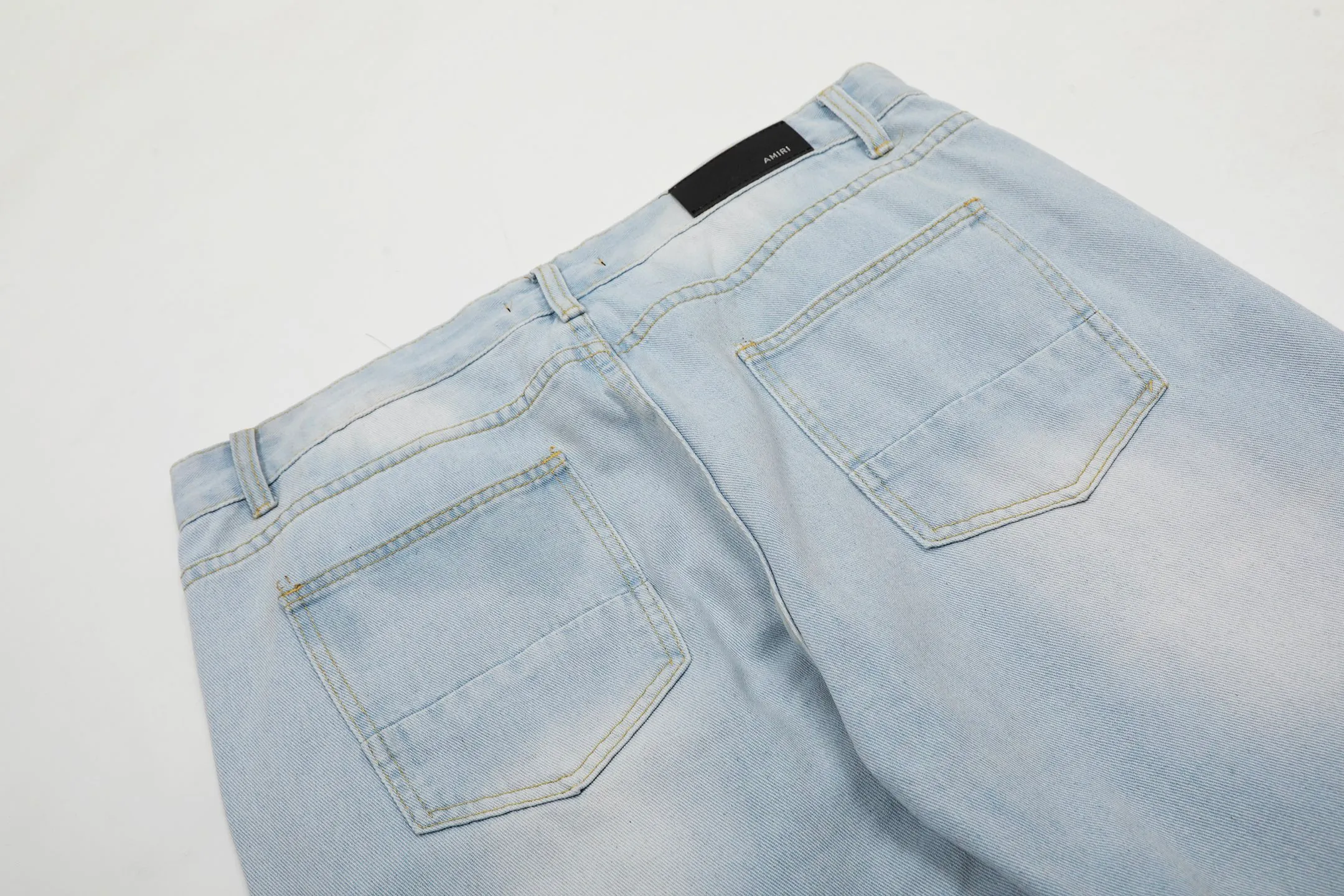 #M47 P168💰 AMIRI patch embroidery jeans trousers AMIRI high street basic ripped tight elastic jeans trousers amiri brand jeans break the production process and cutting of the original jeans, the fabrics are softer and more comfortable Hand-sewn collar label Customized logo buttons Genuine leather tag Color: Picture color Size: 30-32-34-36